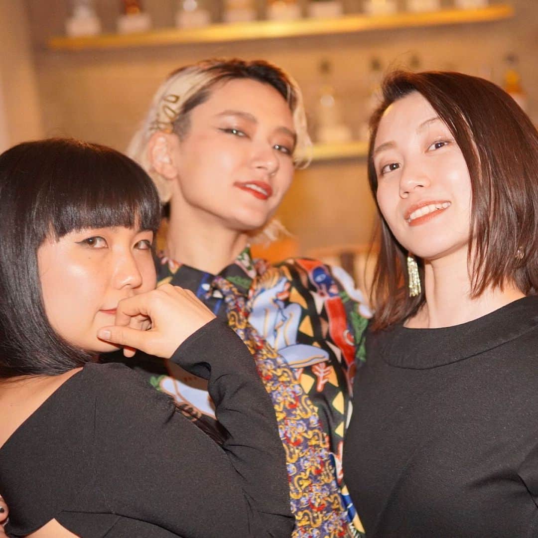 中川友里さんのインスタグラム写真 - (中川友里Instagram)「今月の #スナック中川 も満員御礼ありがとうございました☺️🥰 ふみぬはいつも可愛いシーズナルなお花持ってきてくれるし、皆勤賞ボーイはいつも小ネタなお土産仕込んできてくれるし、みんなキャラ濃いかたばかり集まる類共感だし🤣🤣💕💕みんな大好きありがとうございます❤️ お店からの本日の振る舞い酒は牛の🐄ミルク🥛から作ったウォッカだし、貢ぎ物(お土産)でいただいた日本酒　#神聖　(G20での振る舞い酒)は有り難くこっそり飲んだんですけど、上品に飲み易くスイスイやっちゃってその後爆酔いしました☺️🥰❤️ 今回もありがとうございました〜☺️💕また来月も集まろうね！ みんなだいすき🤣🤣‼️❤️❤️❤️ #スナック　#中川友里　#月イチ営業」2月17日 21時09分 - darayunya