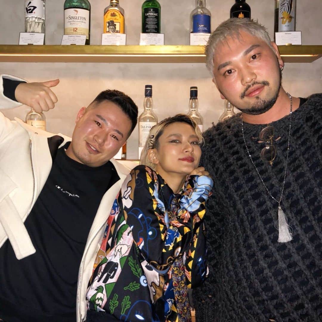 中川友里さんのインスタグラム写真 - (中川友里Instagram)「今月の #スナック中川 も満員御礼ありがとうございました☺️🥰 ふみぬはいつも可愛いシーズナルなお花持ってきてくれるし、皆勤賞ボーイはいつも小ネタなお土産仕込んできてくれるし、みんなキャラ濃いかたばかり集まる類共感だし🤣🤣💕💕みんな大好きありがとうございます❤️ お店からの本日の振る舞い酒は牛の🐄ミルク🥛から作ったウォッカだし、貢ぎ物(お土産)でいただいた日本酒　#神聖　(G20での振る舞い酒)は有り難くこっそり飲んだんですけど、上品に飲み易くスイスイやっちゃってその後爆酔いしました☺️🥰❤️ 今回もありがとうございました〜☺️💕また来月も集まろうね！ みんなだいすき🤣🤣‼️❤️❤️❤️ #スナック　#中川友里　#月イチ営業」2月17日 21時09分 - darayunya
