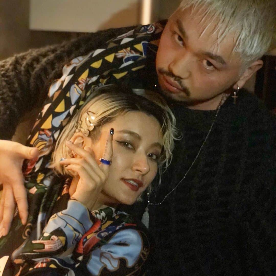 中川友里さんのインスタグラム写真 - (中川友里Instagram)「今月の #スナック中川 も満員御礼ありがとうございました☺️🥰 ふみぬはいつも可愛いシーズナルなお花持ってきてくれるし、皆勤賞ボーイはいつも小ネタなお土産仕込んできてくれるし、みんなキャラ濃いかたばかり集まる類共感だし🤣🤣💕💕みんな大好きありがとうございます❤️ お店からの本日の振る舞い酒は牛の🐄ミルク🥛から作ったウォッカだし、貢ぎ物(お土産)でいただいた日本酒　#神聖　(G20での振る舞い酒)は有り難くこっそり飲んだんですけど、上品に飲み易くスイスイやっちゃってその後爆酔いしました☺️🥰❤️ 今回もありがとうございました〜☺️💕また来月も集まろうね！ みんなだいすき🤣🤣‼️❤️❤️❤️ #スナック　#中川友里　#月イチ営業」2月17日 21時09分 - darayunya