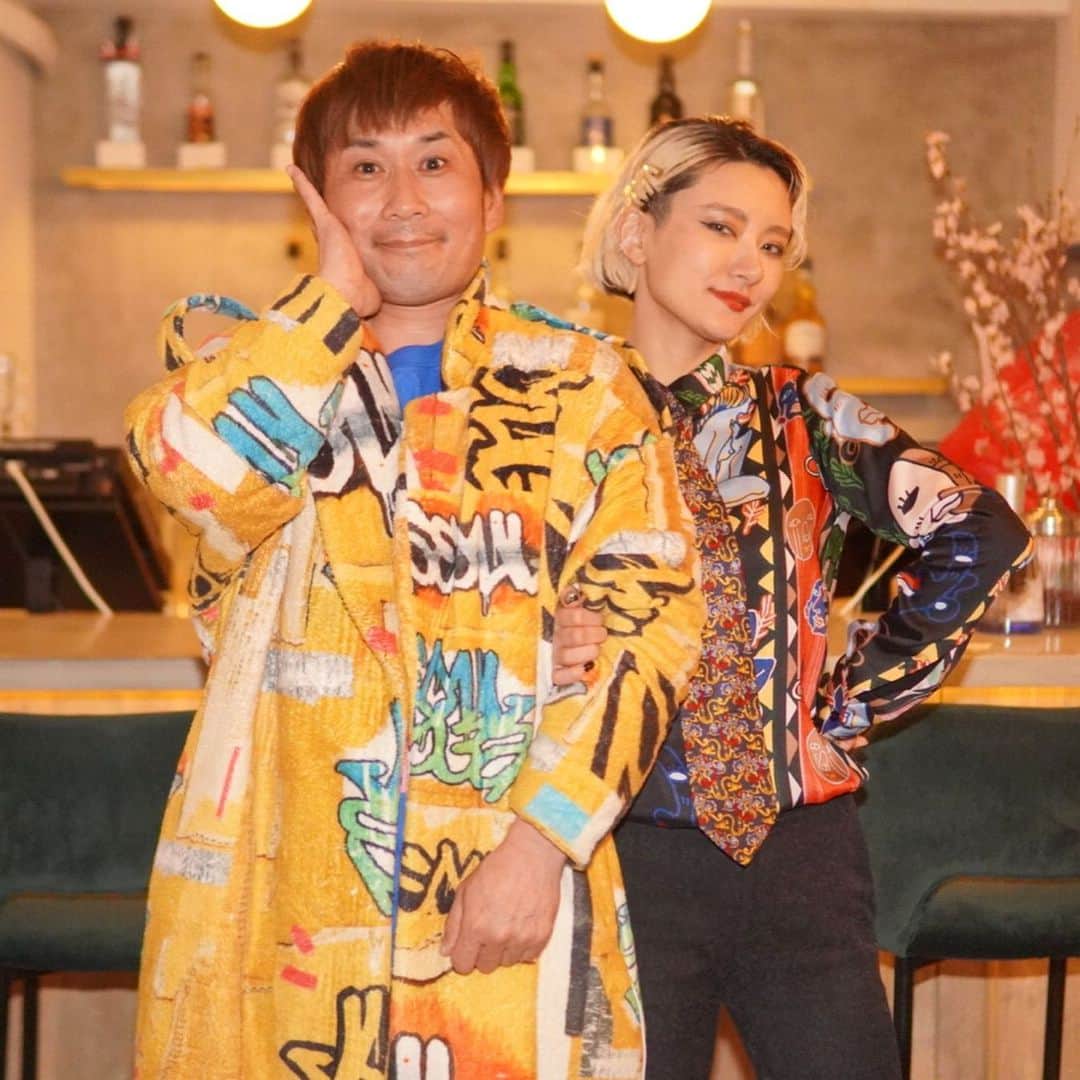 中川友里さんのインスタグラム写真 - (中川友里Instagram)「今月の #スナック中川 も満員御礼ありがとうございました☺️🥰 ふみぬはいつも可愛いシーズナルなお花持ってきてくれるし、皆勤賞ボーイはいつも小ネタなお土産仕込んできてくれるし、みんなキャラ濃いかたばかり集まる類共感だし🤣🤣💕💕みんな大好きありがとうございます❤️ お店からの本日の振る舞い酒は牛の🐄ミルク🥛から作ったウォッカだし、貢ぎ物(お土産)でいただいた日本酒　#神聖　(G20での振る舞い酒)は有り難くこっそり飲んだんですけど、上品に飲み易くスイスイやっちゃってその後爆酔いしました☺️🥰❤️ 今回もありがとうございました〜☺️💕また来月も集まろうね！ みんなだいすき🤣🤣‼️❤️❤️❤️ #スナック　#中川友里　#月イチ営業」2月17日 21時09分 - darayunya