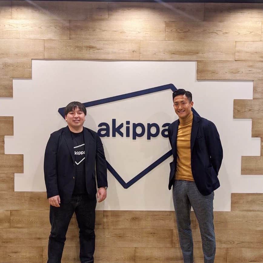 都倉賢のインスタグラム：「スポンサーのakippaさんの金谷社長とミーティングさせてもらいました。 恐らくJリーガー初となる試み。 挑戦する事の価値を信じて応援してくれる金谷さんには感謝感謝です！！！」