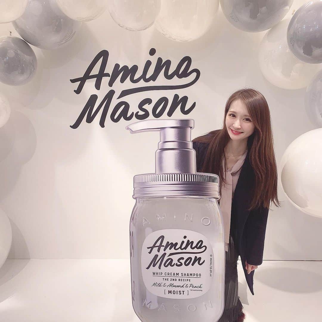 のインスタグラム：「アミノメイソンがリニューアルしたみたい♥︎ スーパーアミノ酸×濃厚ミルククリームブレンドの 贅沢新レシピで、内部から毛先までしっとりまとまる艶髪や、新レシピの『濃厚ホイップクリーム泡』による究極の指通りを目指せるんだって😊 ・ 明日からリニューアルイベントが始まるよ☻ ・ ・ ハイカロ泡パーラー by Amino Mason  開催期間 :2/18(火)〜2/24(月) 開催時間 :11:00〜19:00 開催場所 :渋谷「n_space」 ・ 可愛いブースや映えスポットでお写真が撮れたり、3枚目にあるオリジナルスイーツが無料で食べられるよ♥︎ オリジナルポーチに入ったアミノメイソン数量限定 特別プレゼント(非売品)がもらえるらしいので、ぜひ立ち寄ってみてね☺️✨ ・ #アミノメイソン #aminomason #ハイカロ泡 #期間限定 #ステラシード #pr」