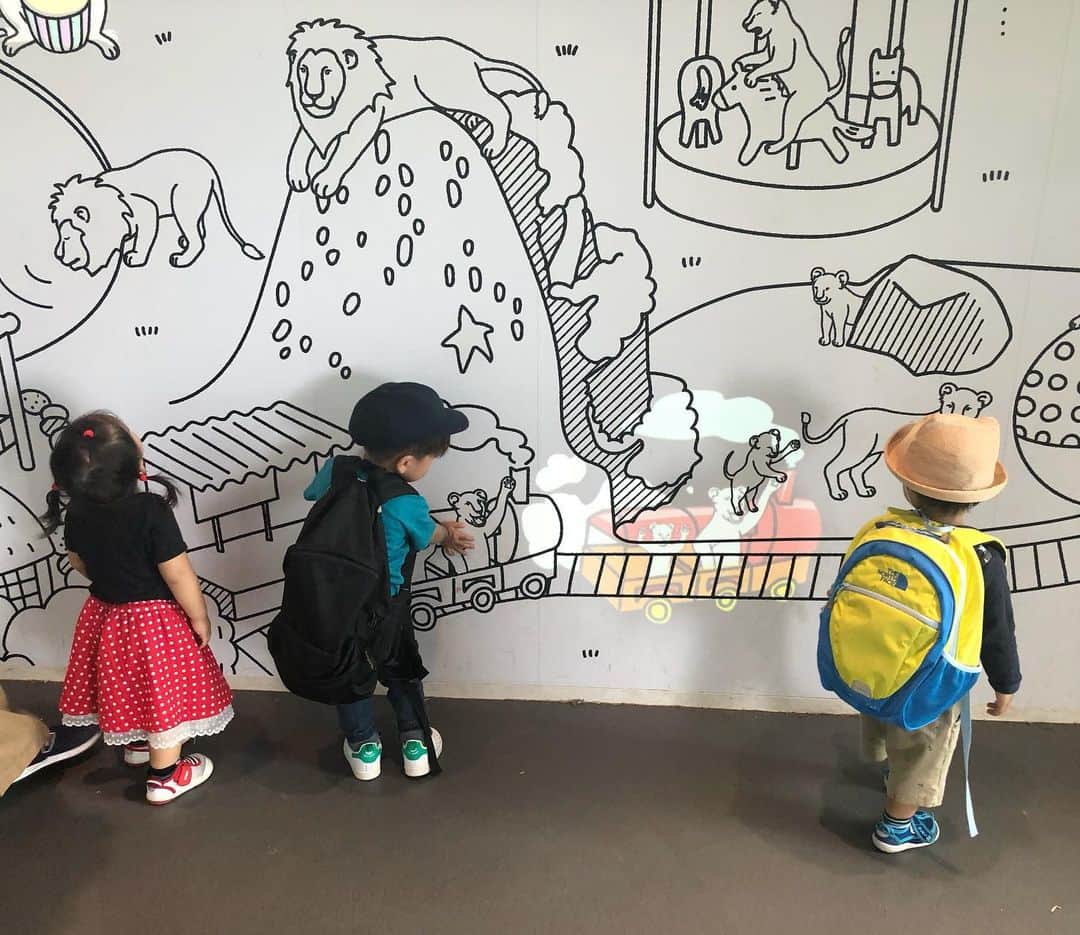 のインスタグラム：「ポカポカだった日 お友達と行った動物園。 ガオーが観れて嬉しかったみたい。  今日は寒すぎるネ。  #動物園 #2歳児　#みんな男の子  #スカート好きな男の子　 #私のリュックを背負う息子 出産祝いでいただいた、Tシャツとスニーカー いま、出番。 ありがとうございました😊」