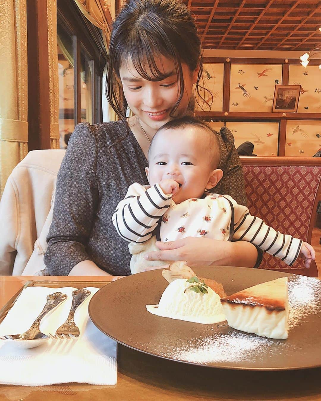 酒匂彩名さんのインスタグラム写真 - (酒匂彩名Instagram)「: 3人でお出かけご機嫌さん❤️ 雛人形が飾ってあって、春の気配を感じます🎎🌸 : #家族　#お出かけ　#カフェ #明治記念館  #お散歩　#ご機嫌ボーイ　#赤ちゃんのいる暮らし #0歳児ママ #nicu卒業生 #gcu卒業 生」2月17日 21時05分 - ayanasakoh