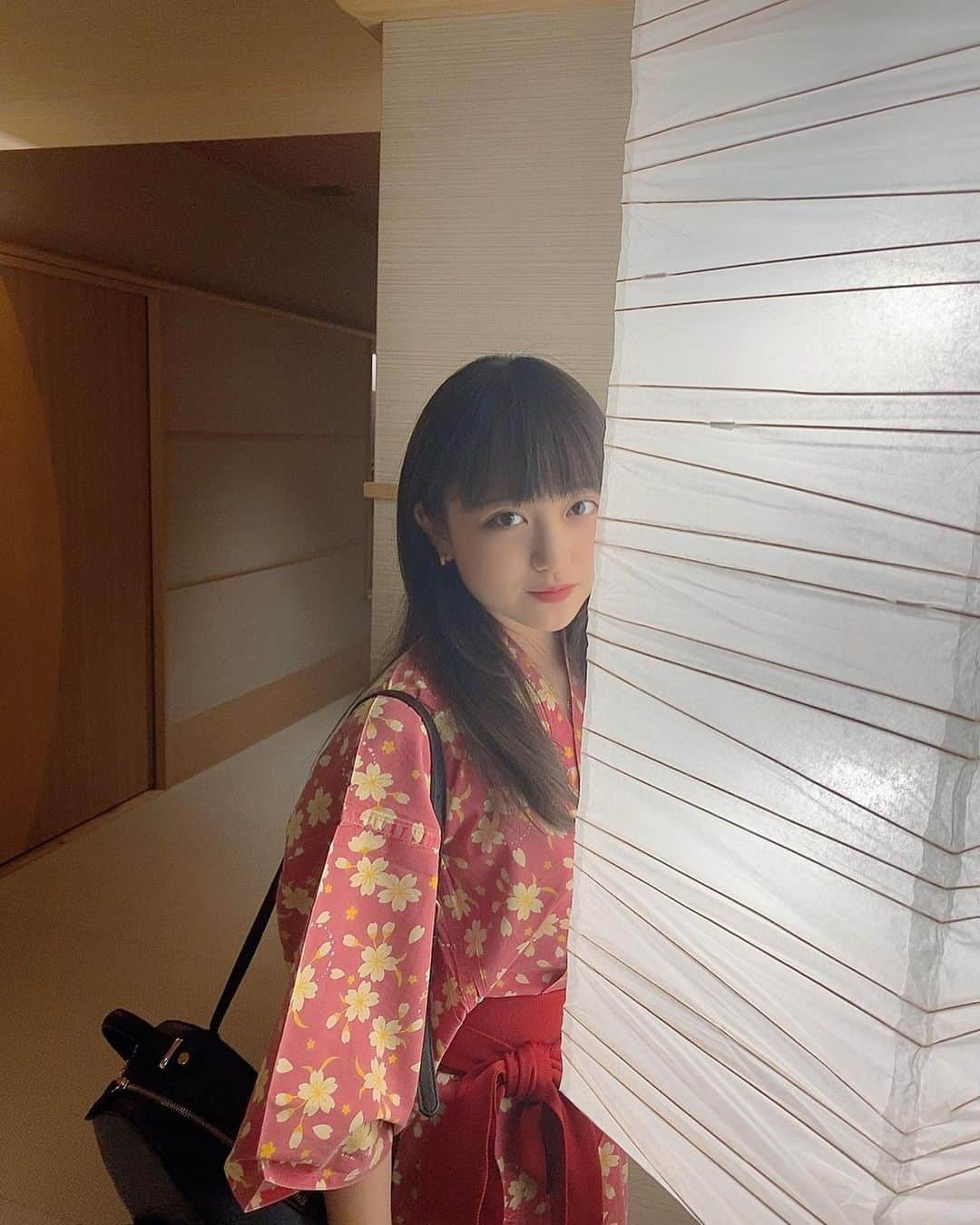 渡辺優奈さんのインスタグラム写真 - (渡辺優奈Instagram)「なんで左手で食べてるかって？  頭良くなるためだよ。😎 前にばあちゃんに左手も使うと頭良くなるよって言われたから...💦 最後の写真ジワるからみんなにプレゼント。笑 嫌いにならないでね。😢」2月17日 21時07分 - una__0106_