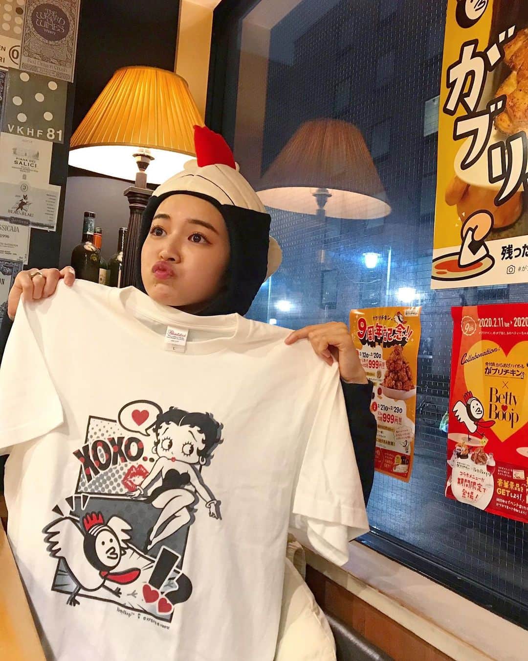 富久美玲のインスタグラム：「_ . がブリチキン9周年記念🎊で90周年の ベティちゃんと期間限定コラボ！！！ . スクラッチで1等のTシャツGET🐓💋 ※がブ吉くんのかぶり物は非売品（笑） . #元バイト先#がブリチキン#9周年#記念#がブ吉くん#ベティちゃん#コラボ#期間限定#食べ放題#スクラッチ」