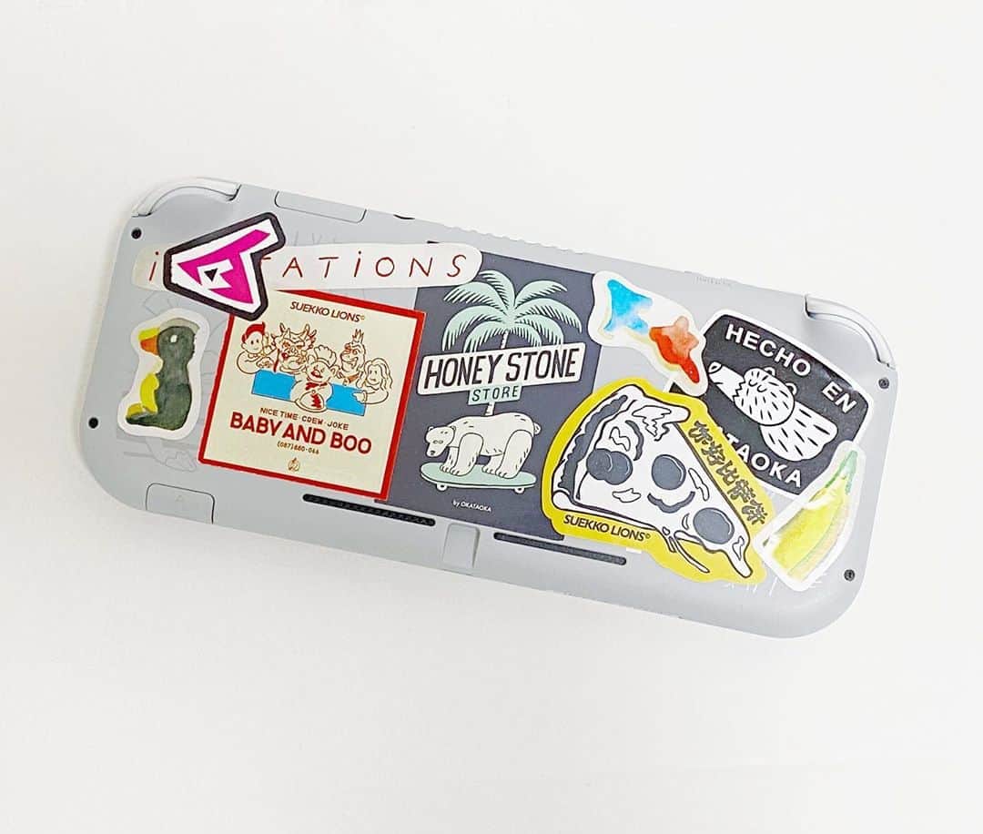 のインスタグラム：「. マイ Switch lite お気に入りシール貼り貼りなので去年買ったのに未だに視界に入る度、はぁ…可愛い…☺️💭 てなる。ちなみに本体はポケモン剣盾verの物なのですが、初代ゲームボーイみたいなグレーのカラーリングにきゅんときてこれにしました◎ コントローラー部分のシアンマゼンタ色も可愛い 剣盾エキスパンション楽しみね👾⚡️👾⚡️👾 . . . #switchlite」