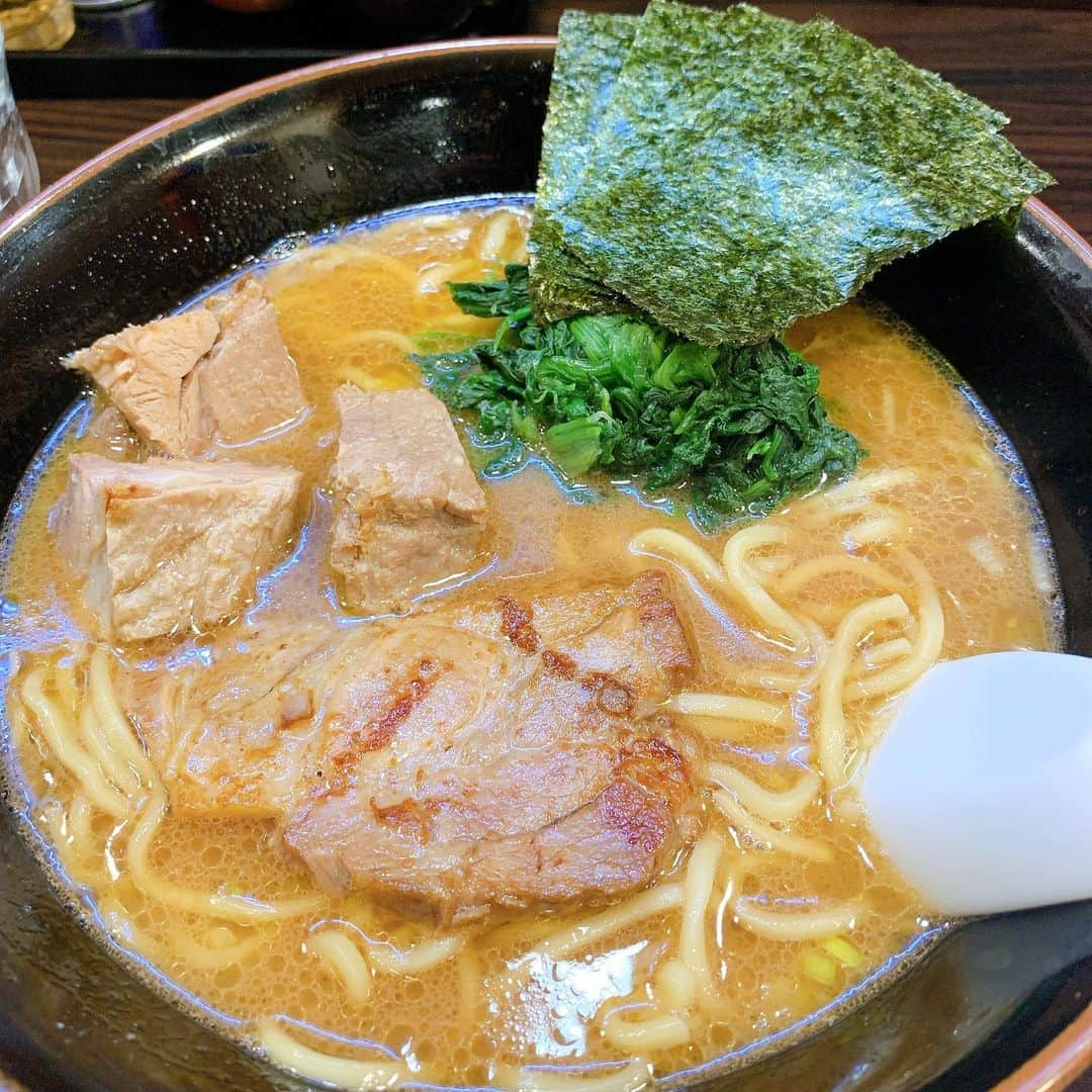 赤羽さんのインスタグラム写真 - (赤羽Instagram)「#麺屋優創  #豚骨醤油ラーメン  上品で上質な豚骨醤油ラーメンでした😋 量もボリューミィでオススメです！  #逃亡飯 #逃亡メシ #ラーメン #ラーメンインスタグラマー #ラーメンパトロール  #ラーメンインスタグラム  #ラーメンデータベース  #ラーメンdb」2月17日 21時12分 - akabass