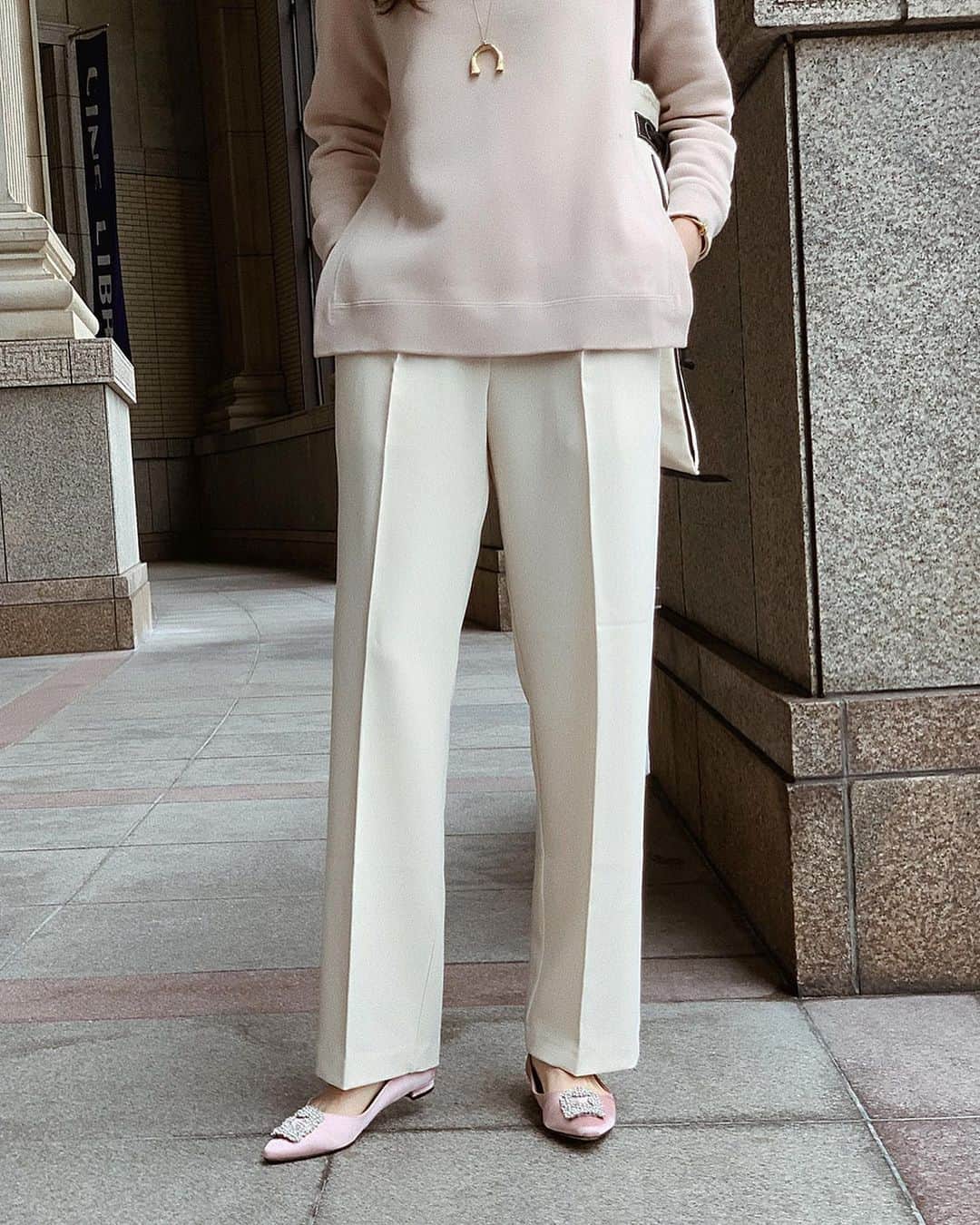 ___mikik___さんのインスタグラム写真 - (___mikik___Instagram)「🦙🧺💗 ⠀ 今日めちゃさぶでしたね🌬 ⠀ 早く春にならないかな𓂅 ⠀ しふくは春を取り入れて春気分なのに🌸 ⠀ pink × white コーデ🤍 ⠀ tops…#drawer pants、bag、shoes…#hyeon (2/21発売予定) brooch…#loewe」2月17日 21時26分 - ___mikik___