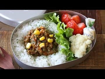 にぎりっ娘。のインスタグラム：「* 簡単#子供弁当 本のレシピより　 子どものレンチン#ドライカレー弁当 ・ 野菜を刻んで、調味料と水でレンチン2分！ ・ やさいもたっぷり入ってるので、 副菜はカリフラワーの塩茹でだけ。 デザートは❤️のイチゴです。 ・ チョイ可愛テクもたくさん載せてるので、よかったら本見てね。 ・ 因みにこのお弁当はYouTubeにアップしてますので、参考にどうぞ。 ・ 写真2枚目のお弁当箱プレゼントは明日まで！ ・ #にぎりっ娘べんとう #子供弁当　#園児弁当#ドライカレー」