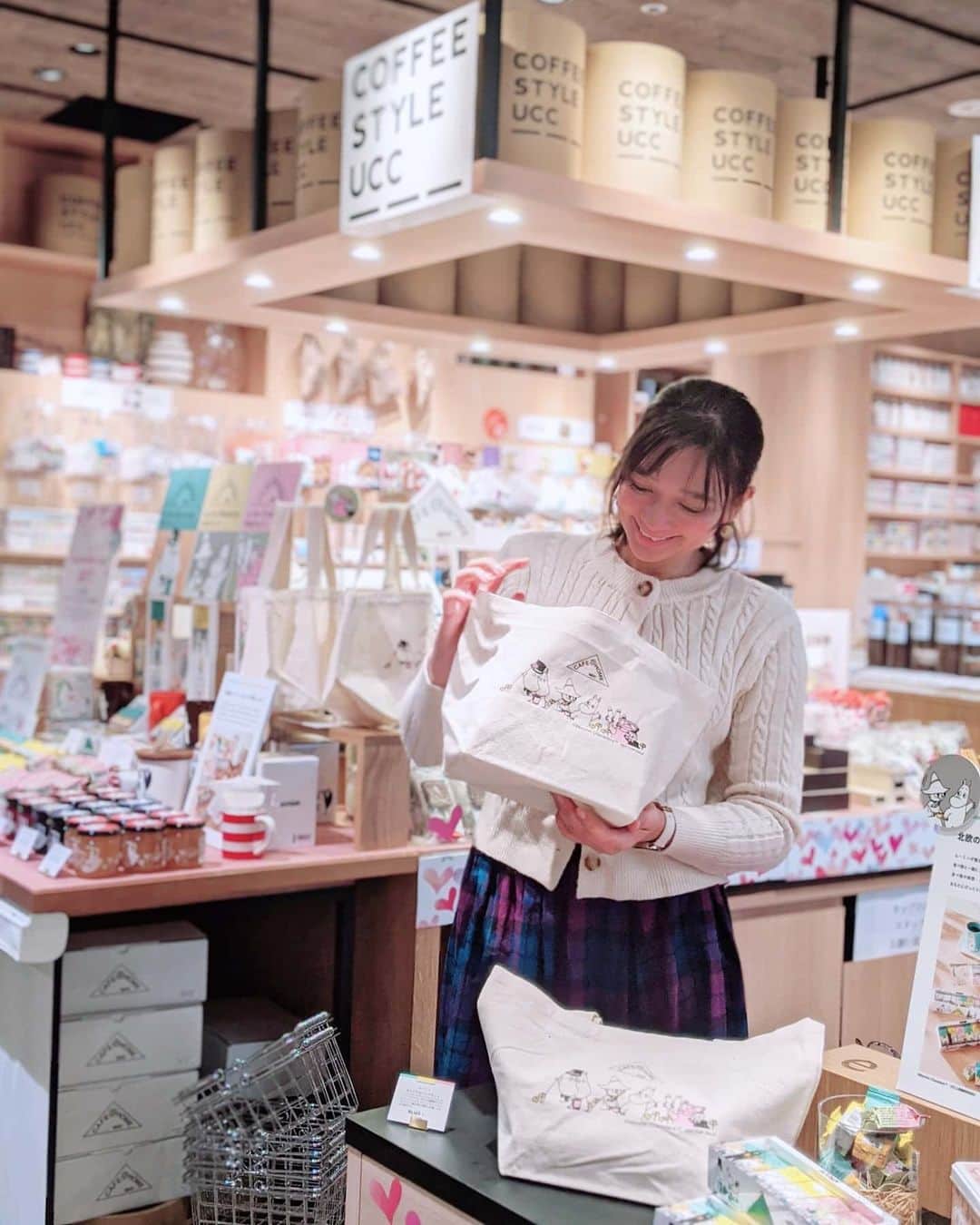 芳美リンさんのインスタグラム写真 - (芳美リンInstagram)「CAFE@HOME ムーミンパッケージ✨﻿ ﻿ COFFEE STYLE UCC 横浜店へ行ってきました✨﻿ ﻿ ただでさえ大好きなコーヒータイムがより楽しくなります✨﻿ ﻿ ムーミンが誕生したフィンランドでは、「FIKA」という、仲間とコーヒーを楽しむ伝統的なライフスタイルがあるそうです✨﻿ ﻿ それぞれのライフスタイルに合わせたコーヒータイム✨☺﻿ ﻿ いつか実際にフィンランドに行って、本場のFIKAを体験したいな。﻿ ﻿ やはり私はアウトドアと共に楽しみたい、、♥﻿ ﻿ いつかフィンランドの大自然の中で飲めたら最高だろうな！﻿ ﻿ 朝のブレンド﻿ ﻿ 午後のブレンド﻿ ﻿ 休日のブレンド﻿ ﻿ それぞれ味わいが違うので、﻿ ﻿ シーンに合わせて楽しみたいです。﻿ ﻿ ﻿ ﻿ @coffee_style_ucc﻿ #coffeestyleucc﻿ #UCCコーヒー #PR﻿ #ムーミン#コーヒー﻿ #カフェアットホーム#コーヒーギフト﻿ #コーヒー好きと繋がりたい#コーヒーのある暮らし﻿ #チョコレート#コーヒータイム﻿ #ムーミンと一緒﻿ #ムーミンスタグラマー﻿ #Moominstagramer#フィンランド#北欧﻿ ﻿」2月17日 21時30分 - lynn.lynn5