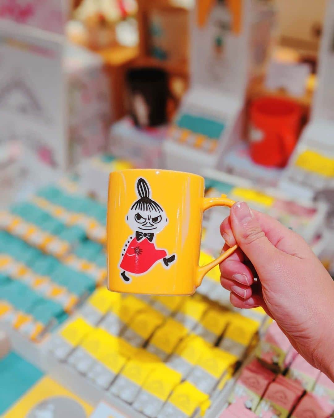 芳美リンさんのインスタグラム写真 - (芳美リンInstagram)「CAFE@HOME ムーミンパッケージ✨﻿ ﻿ COFFEE STYLE UCC 横浜店へ行ってきました✨﻿ ﻿ ただでさえ大好きなコーヒータイムがより楽しくなります✨﻿ ﻿ ムーミンが誕生したフィンランドでは、「FIKA」という、仲間とコーヒーを楽しむ伝統的なライフスタイルがあるそうです✨﻿ ﻿ それぞれのライフスタイルに合わせたコーヒータイム✨☺﻿ ﻿ いつか実際にフィンランドに行って、本場のFIKAを体験したいな。﻿ ﻿ やはり私はアウトドアと共に楽しみたい、、♥﻿ ﻿ いつかフィンランドの大自然の中で飲めたら最高だろうな！﻿ ﻿ 朝のブレンド﻿ ﻿ 午後のブレンド﻿ ﻿ 休日のブレンド﻿ ﻿ それぞれ味わいが違うので、﻿ ﻿ シーンに合わせて楽しみたいです。﻿ ﻿ ﻿ ﻿ @coffee_style_ucc﻿ #coffeestyleucc﻿ #UCCコーヒー #PR﻿ #ムーミン#コーヒー﻿ #カフェアットホーム#コーヒーギフト﻿ #コーヒー好きと繋がりたい#コーヒーのある暮らし﻿ #チョコレート#コーヒータイム﻿ #ムーミンと一緒﻿ #ムーミンスタグラマー﻿ #Moominstagramer#フィンランド#北欧﻿ ﻿」2月17日 21時30分 - lynn.lynn5