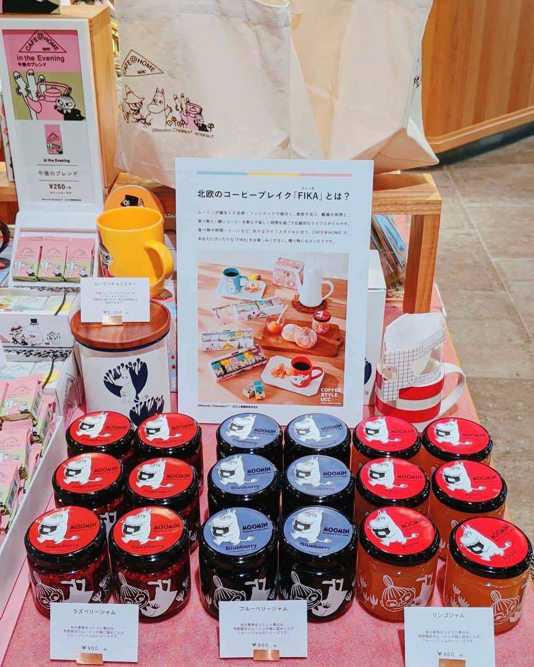 芳美リンさんのインスタグラム写真 - (芳美リンInstagram)「CAFE@HOME ムーミンパッケージ✨﻿ ﻿ COFFEE STYLE UCC 横浜店へ行ってきました✨﻿ ﻿ ただでさえ大好きなコーヒータイムがより楽しくなります✨﻿ ﻿ ムーミンが誕生したフィンランドでは、「FIKA」という、仲間とコーヒーを楽しむ伝統的なライフスタイルがあるそうです✨﻿ ﻿ それぞれのライフスタイルに合わせたコーヒータイム✨☺﻿ ﻿ いつか実際にフィンランドに行って、本場のFIKAを体験したいな。﻿ ﻿ やはり私はアウトドアと共に楽しみたい、、♥﻿ ﻿ いつかフィンランドの大自然の中で飲めたら最高だろうな！﻿ ﻿ 朝のブレンド﻿ ﻿ 午後のブレンド﻿ ﻿ 休日のブレンド﻿ ﻿ それぞれ味わいが違うので、﻿ ﻿ シーンに合わせて楽しみたいです。﻿ ﻿ ﻿ ﻿ @coffee_style_ucc﻿ #coffeestyleucc﻿ #UCCコーヒー #PR﻿ #ムーミン#コーヒー﻿ #カフェアットホーム#コーヒーギフト﻿ #コーヒー好きと繋がりたい#コーヒーのある暮らし﻿ #チョコレート#コーヒータイム﻿ #ムーミンと一緒﻿ #ムーミンスタグラマー﻿ #Moominstagramer#フィンランド#北欧﻿ ﻿」2月17日 21時30分 - lynn.lynn5