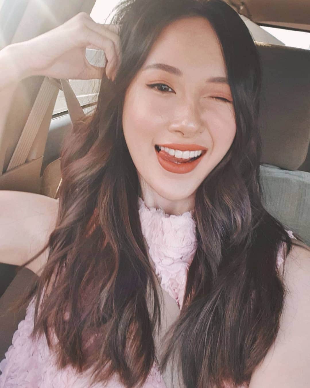 エリッサ・ヤマダのインスタグラム：「You can tell that I'm thrilled, but I bet you can't tell that my teeth aren't real 🤪 Yes, that's how natural Instant Veneer by @smileart.id (Dr. Ian) looks! Warna nya nggak terlalu putih, dan size nya juga nggak ketebelan jadi nggak terlihat seperti "balok", and it's super comfortable too! I've been wearing it for 2 months and I have no complaints. Swipe left to see my before-after transformation! 💫  #InstantVeneer lasts for 1-2 months (yes, I'm getting it off soon 😭), so it's suitable for those who: • are interested in getting Permanent Veneer (which is priced much higher), but still in doubt because you can't imagine how it will look on your face and you don't wanna risk it (Instant Veneer can work as your preview 😉) • only need it for a short period of time (e.g. for weddings, photoshoots, etc)  Thank you, @smileart.id, for the excellent service! And congrats on the recent opening of your new branch 💖  #smileartid #veneer #veneerjakarta #dentistjakarta #dentalaesthetic #dentalaestheticjakarta」