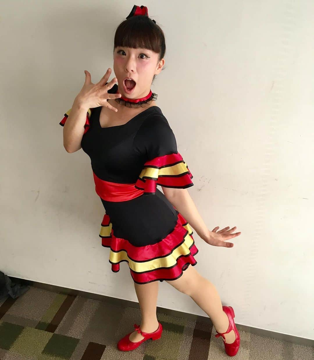 日本テレビ「ウチのガヤがすみません！」さんのインスタグラム写真 - (日本テレビ「ウチのガヤがすみません！」Instagram)「ピアニスト🎹#清塚信也 さんと🔥本気のセッション🔥ヤンシー&マリコンヌさんの“あのネタ”もやります💖 . 収録前に#マリコンヌ さんを連写🙏✨シャッターを押すたびにコロコロ切り替わる表情集です📖🥴💫 . 収録ではゲストの清塚さんもマリコンヌさんの表情＆ ヤンシーさんとの息の合った掛け合いに爆笑🤣🤣 その流れでノリノリのコラボを見せてくれました👏🎶 . 【2/18(火)23:59〜】清塚さんとの“おもろカッコイイ”競演をお見逃しなく😆💘💘 . #ウチのガヤがすみません #ウチガヤ  #ガヤ芸人オフショット #芸人 #ヤンシーアンドマリコンヌ #吉本新喜劇  #リンボーダンス #リンボー」2月17日 21時32分 - uchino_gaya