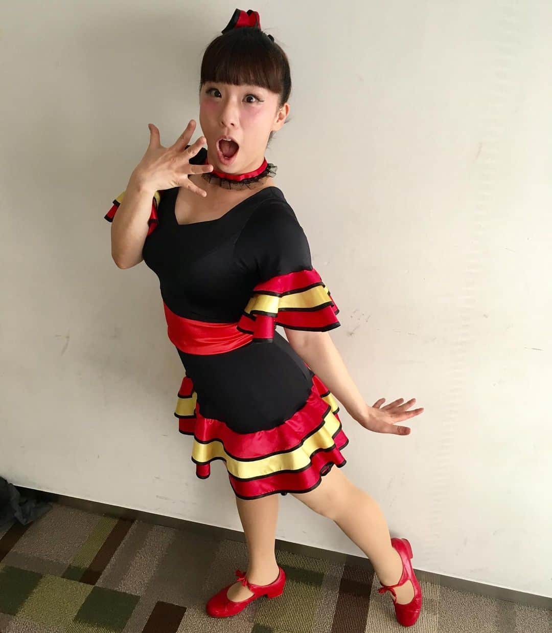 日本テレビ「ウチのガヤがすみません！」のインスタグラム：「ピアニスト🎹#清塚信也 さんと🔥本気のセッション🔥ヤンシー&マリコンヌさんの“あのネタ”もやります💖 . 収録前に#マリコンヌ さんを連写🙏✨シャッターを押すたびにコロコロ切り替わる表情集です📖🥴💫 . 収録ではゲストの清塚さんもマリコンヌさんの表情＆ ヤンシーさんとの息の合った掛け合いに爆笑🤣🤣 その流れでノリノリのコラボを見せてくれました👏🎶 . 【2/18(火)23:59〜】清塚さんとの“おもろカッコイイ”競演をお見逃しなく😆💘💘 . #ウチのガヤがすみません #ウチガヤ  #ガヤ芸人オフショット #芸人 #ヤンシーアンドマリコンヌ #吉本新喜劇  #リンボーダンス #リンボー」