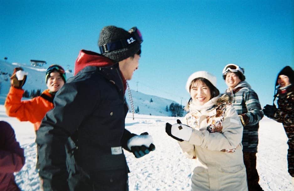 奥山由之さんのインスタグラム写真 - (奥山由之Instagram)「JR SKISKIの広告で、浜辺美波さん・岡田健史さんを撮影しました。  I shot Minami Hamabe and Kenshi Okada for Japan Railways Group advertisement.  #JRSKISKI #浜辺美波 #岡田健史」2月17日 21時43分 - yoshiyukiokuyama