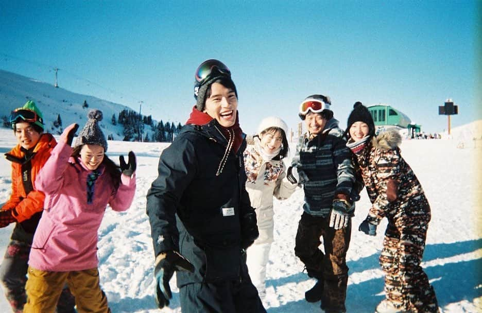 奥山由之さんのインスタグラム写真 - (奥山由之Instagram)「JR SKISKIの広告で、浜辺美波さん・岡田健史さんを撮影しました。  I shot Minami Hamabe and Kenshi Okada for Japan Railways Group advertisement.  #JRSKISKI #浜辺美波 #岡田健史」2月17日 21時43分 - yoshiyukiokuyama