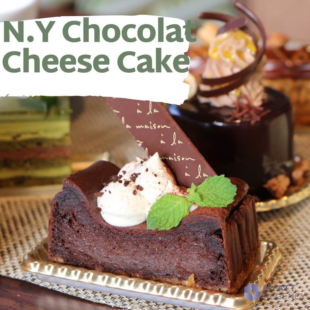 Hyatt Regency Naha Okinawaさんのインスタグラム写真 - (Hyatt Regency Naha OkinawaInstagram)「[the lounge 冬季ケーキの紹介No.3 ] 今回はN.Yショコラチーズケーキを紹介します。大人気のチーズケーキをチョコレートバージョンで仕上げました。ずっしり濃厚な外見ですが、甘さは控えめとなっておりますのでコーヒーとの相性バッチリです。  是非お愉しみくださいませ❗️」2月17日 21時48分 - hyattregencynahaokinawa