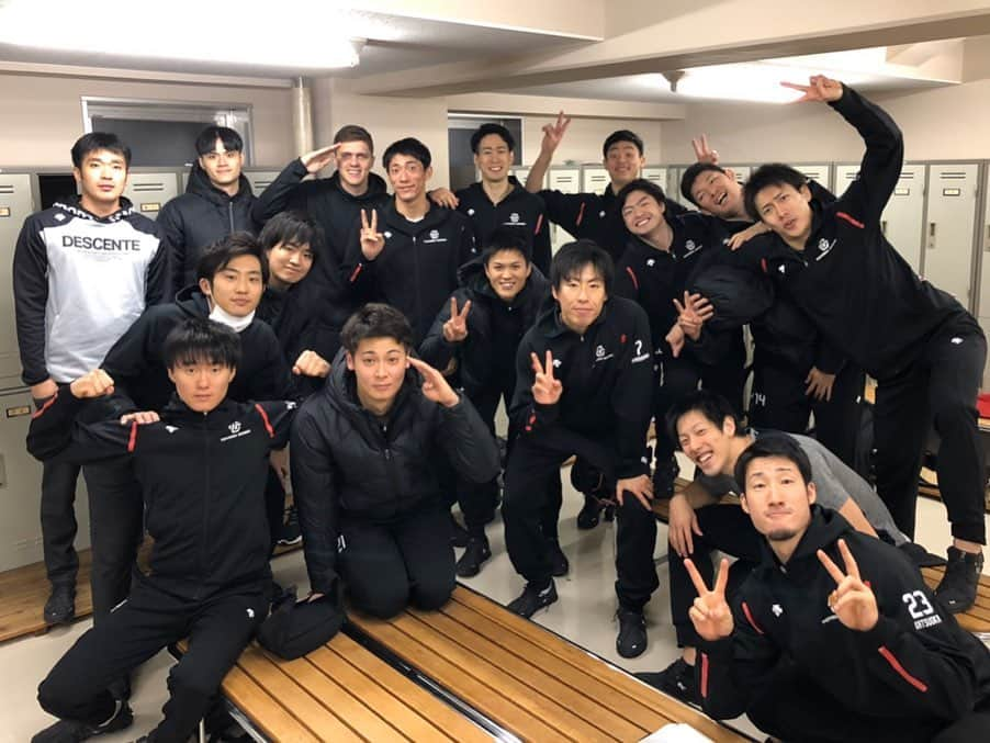 永露元稀さんのインスタグラム写真 - (永露元稀Instagram)「. ~2019/20 V.league division1~ . 沢山の応援ありがとうございました🙇‍♂️ また沢山の人に感謝です😂 この結果を真摯に受け止めてもっと成長したい👍 次はみんなで笑った写真を撮りたいね😆 .  Dare to challenge💪 「We are wolfdogs 👏👏👏」 . #ウルフドッグス名古屋  #wolfdogsnagoya  #vleague  #vリーグはバレーだよ」2月17日 21時49分 - motokn68