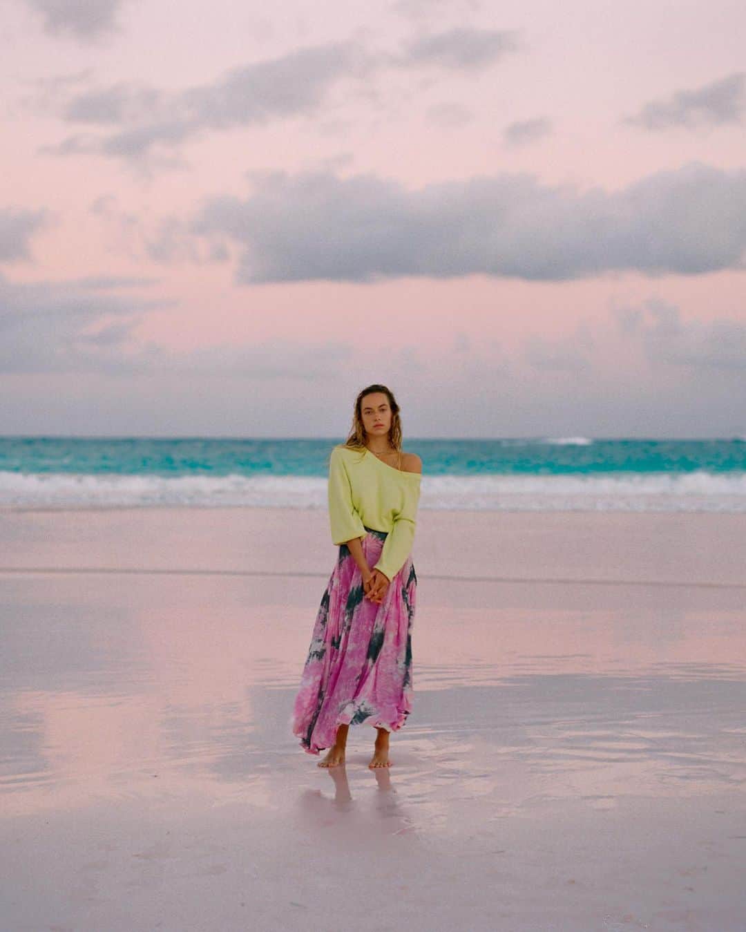 Anthropologieさんのインスタグラム写真 - (AnthropologieInstagram)「Our latest twist on tie-dye? Sea-breezy shapes and lush, tropical hues 🌅 (link in profile to shop the Calliope Tie-Dyed Maxi Skirt)」2月17日 22時02分 - anthropologie