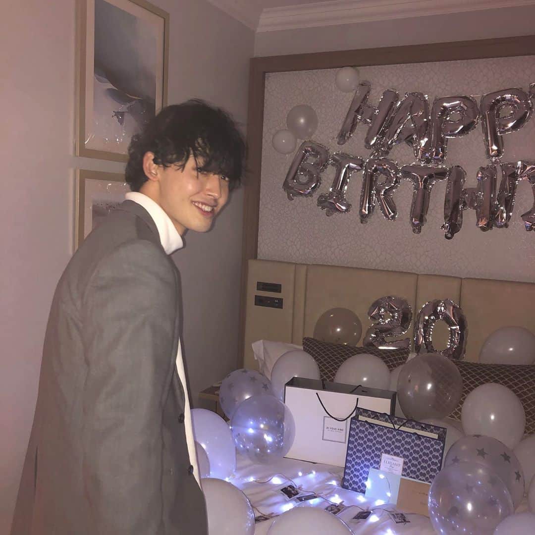 青木菜花のインスタグラム：「.﻿ .﻿ かじくん改めてお誕生日おめでとう！﻿ ﻿ 今年も私にお祝いさせてくれてありがとう🥰﻿ ﻿ 私なりにサプライズやプレゼント色々考えて﻿ 凄く悩んだけど無事成功してよかった😂❤️﻿ ﻿ かじくんが喜んでくれてる姿みれて私は幸せだーーーー！！﻿ ﻿ 大好きだよ！20歳、本当におめでとう！﻿ .﻿ . #誕生日サプライズ #20thanniversary #なのかじ」