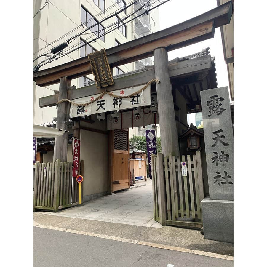 加藤里奈（カトリーナ）さんのインスタグラム写真 - (加藤里奈（カトリーナ）Instagram)「『露天神社』 別名「お初天神」と呼ばれる縁結びの神社🙏❤️ と、いうのも… 実際に元禄16年に境内で起こった心中事件を題材に 近松門左衛門が人形浄瑠璃「曽根崎心中」を書き、 そのヒロインの名前が「お初」のため、 そう呼ばれているんです👩🏻 恋人の聖地と言われています⛩ * その他にも、 身体の病む処を撫でると治ると言われている神牛や🐄 商売繁盛の御利益のある開運稲荷社✨ 安産・児童守護・交通安全の御利益や 水関係の災難から守ってくれる水天宮など、 様々なお社がありました！！！ * 京都の厳かな神社とは違い、 大阪らしい派手で華やかな神社でした✨ * お守りと御朱印もゲットー❤️ * ＜お初天神（露天神社）＞ 📍大阪府大阪市北区曽根崎2丁目5番4号 ☎️06-6311-0895 ⏰6:00～24:00(社務所9:00～18:00) * * #大阪 #大阪観光 #大阪旅行 #osaka #osakajapan #osakatravel #osakatrip #露天神社 #神社 #神社巡り #西天満 #神社仏閣 #神社好きな人と繋がりたい #神社仏閣巡り #神社参拝 #神社好き #神社めぐり #縁結び神社 #御朱印 #御朱印巡り #御朱印ガール #御朱印スタグラム #御朱印好きな人と繋がりたい #御朱印集め #御朱印好き #御朱印女子 #縁結び #お初天神 #日帰り #お守り」2月17日 21時57分 - rinakatoktriiina