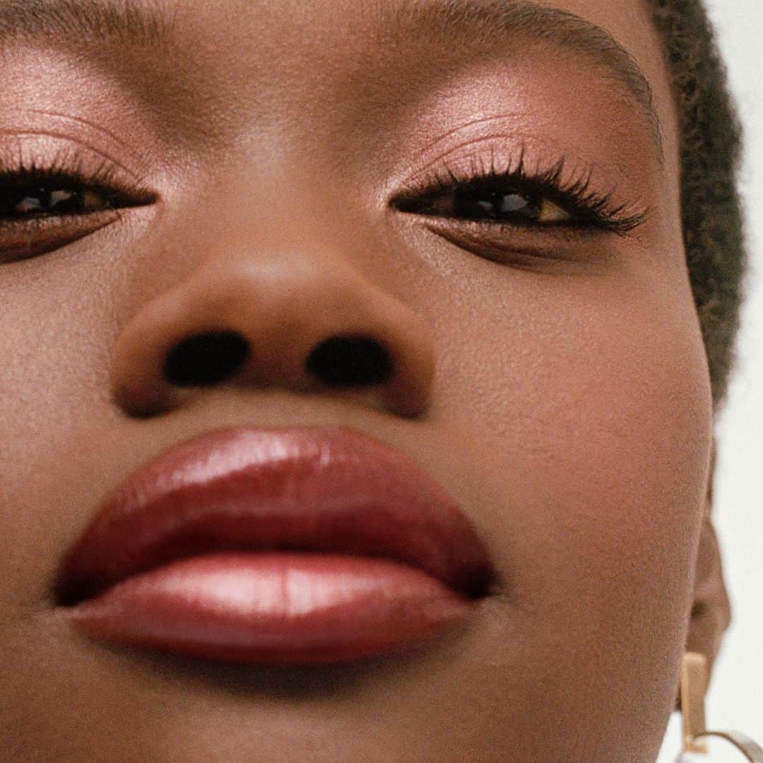 のインスタグラム：「Rose gold lids + ruby lips = jewel-tone makeup will have you feeling like a million. ✨Give your look a kiss of non-sticky shine with NEW Crushed Oil-Infused Gloss.  SHOP THE JEWELS: Crushed Oil-Infused Gloss in Rock & Red Shimmer Wash Eye Shadow in Rose Gold - #BobbiBrown #CrushedLipColor #LipGloss #GlossyLips #Glow #rosyglow #jeweltonemakeup #rosegoldmakeup #rosegold #jeweltones #plumpedlips #mondaymotivation」