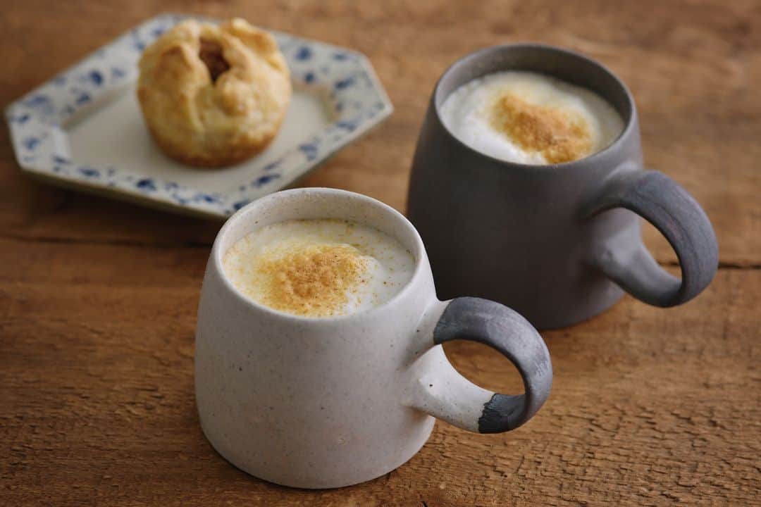 のインスタグラム：「身も心も温まるホットドリンクで 冬を愉しもう☕️ . 冬の寒さもピークを迎え、温かい飲み物が一層恋しい季節になりました。 . 今回は、スパイスをたっぷり使った身体を芯から温めてくれるホットドリンクと、おうちでのカフェタイムに一役買ってくれるアイテムをご紹介します🎶 . ------------------------------- ▷ #コメルコバナシ は、Komercoアプリのホーム画面でご紹介している読みもの。クリエイターや作品の魅力を紹介し、モノからはじまる料理の楽しさと可能性を提案しています。 . ▷iOS版Appダウンロードはプロフィールリンクから📲 @komerco_official ------------------------------- . #komerco #コメルコ #cookpad #クックパッド #komercoごはん #料理をもっと楽しく #おうちごはん #instafood #foodpic #cookinglove #手しごと #komercoフード #komercoクラフト #レモネード #国産レモン #ハウスグリーンレモン #ボロシル社 #アップルサイダー #ビジョングラス #森の種陶工所 #チャイ#ラテ #梅しょうが番茶 #黒豆茶」