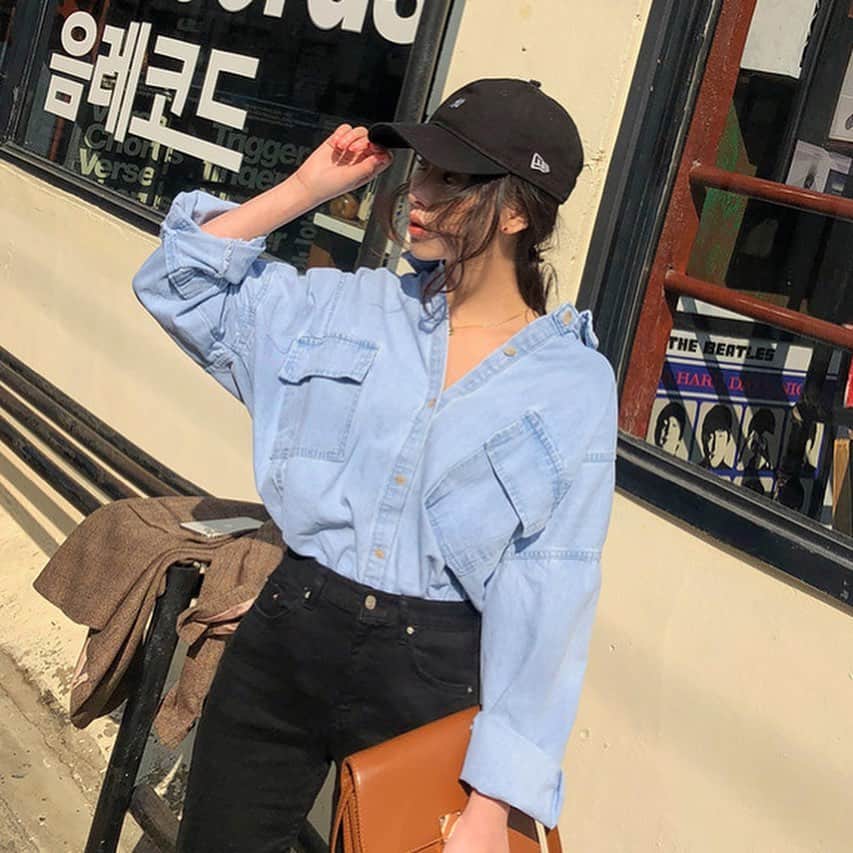 Chuuのインスタグラム：「데님셔츠의 매력은 어디까지인거죠?🤗❤️ 오버사이즈로 다양하게 연출해보세요!! #chuuseoul」