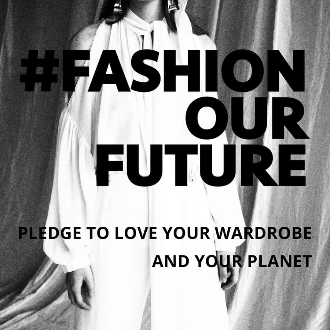 ソフィア・ブッシュさんのインスタグラム写真 - (ソフィア・ブッシュInstagram)「So I was nominated to participate in the #FashionOurFuture challenge by the lady boss herself, @jameelajamilofficial. I have loved learning about their mission because fashion is many things to many people & y’all know I love exploring complexity. Fashion is intertwined with identity in a very real way. Cultural. Learned. Earned. Aspirational. Attainable. It’s the stuff of dreams to some and utterly frivolous to others. To me it’s empowering, sometimes highly pressured, a thing I love & also don’t quite understand like some of the (seemingly) effortless experts out there. I love learning about its origins, its overt & sometimes hidden messages, its history of rebellion. But there’s a side to fashion we don’t often discuss. The pollution. The sweat shops. The slave labor. The impact on people & the planet. It can feel overwhelming, so we look away. And LOTS of things are overwhelming and sometimes sweaters make us happy, dammit. But here’s the thing. No one of us can solve it. No ONE of us can do everything. But we can all do SOMETHING. We can pledge to make our clothes last a little longer. We can do swaps with friends when we tire of something instead of buying new stuff. We can use rental services — like I did with this stunning @sally_lapointe fit from @worldarmarium (they have a stunning inventory!) for the Women In Media event in NY last winter! We can buy vintage or pre-loved goods — hiiii everyone who’s participated in my auctions & reduced waste! We can research how goods are made & commit to buying better (@fashionkind_). We can reduce water usage by purchasing clean cotton (@for___days) or clothes made from deadstock (hi @reformation). We can spend our money on fewer but better things, and thus invest in stuff we’ll keep for longer periods of time. We can donate clothes to programs that make housing insulation out of them, instead of sending them to landfills. If we all changed our consumption just a little, the results would be BIG! So, I encourage you to look at the challenge @fashionourfuture & start figuring out how make some changes — they ALL count! — in your life today. We can love our stuff & love this planet & love the people on it, y’all!💚🌎💃🏻」2月18日 7時39分 - sophiabush