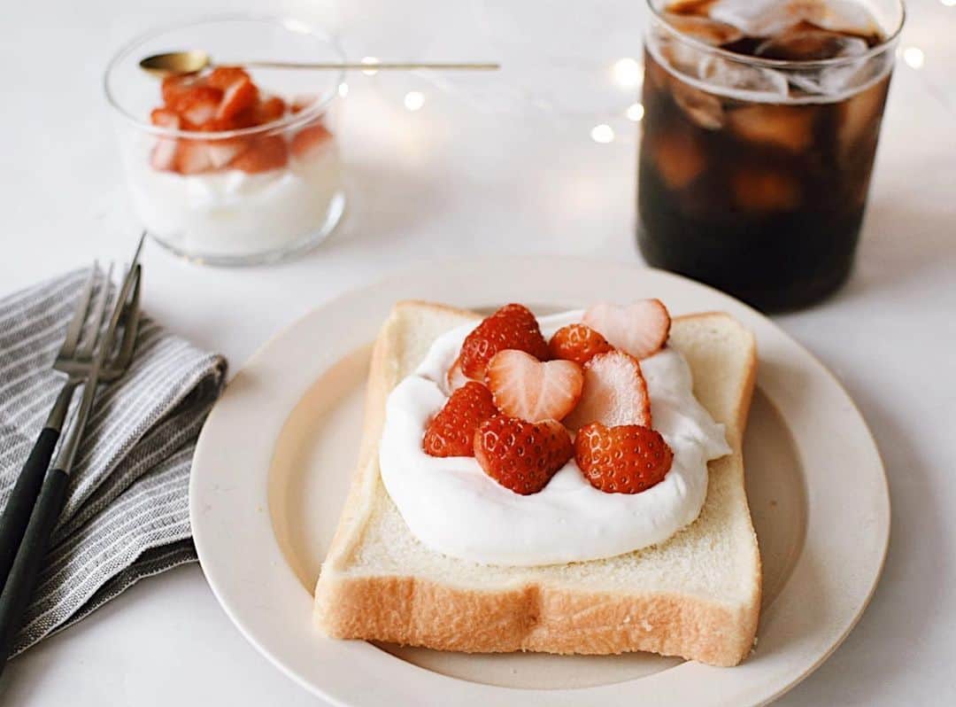 kazumi さんのインスタグラム写真 - (kazumi Instagram)「𓈒 𓈒 𓈒 𝙶𝚘𝚘𝚍 𝚖𝚘𝚛𝚗𝚒𝚗𝚐𓅿 苺がある幸せ◡̈♥︎ @ 𝚍𝚘𝚝𝚌𝚘𝚖𝚜𝚙𝚊𝚌𝚎𝚝𝚘𝚔𝚢𝚘 風③  さ、そろそろダイエットしなきゃ𓂃笑 糖質しか摂ってないのではってくらい 糖質ばかりの日々𓂃 誰か助けて𓂃笑 𓈒 𓈒 𓈒」2月18日 7時44分 - miirururu