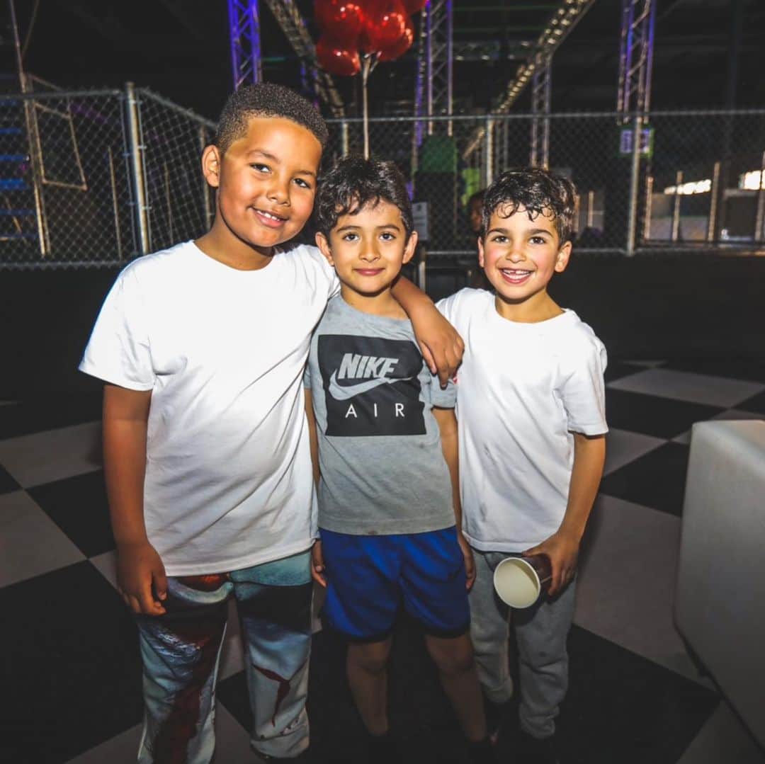 ウィズ・カリファのインスタグラム：「Thank you @dojoboom for letting us have Bash’s amazing 7th birthday party there. All the kids and parents had an amazing time. Bash you’re a superstar and the world is yours. Love you more than anything handsome boy 💙🤘🏽😝」