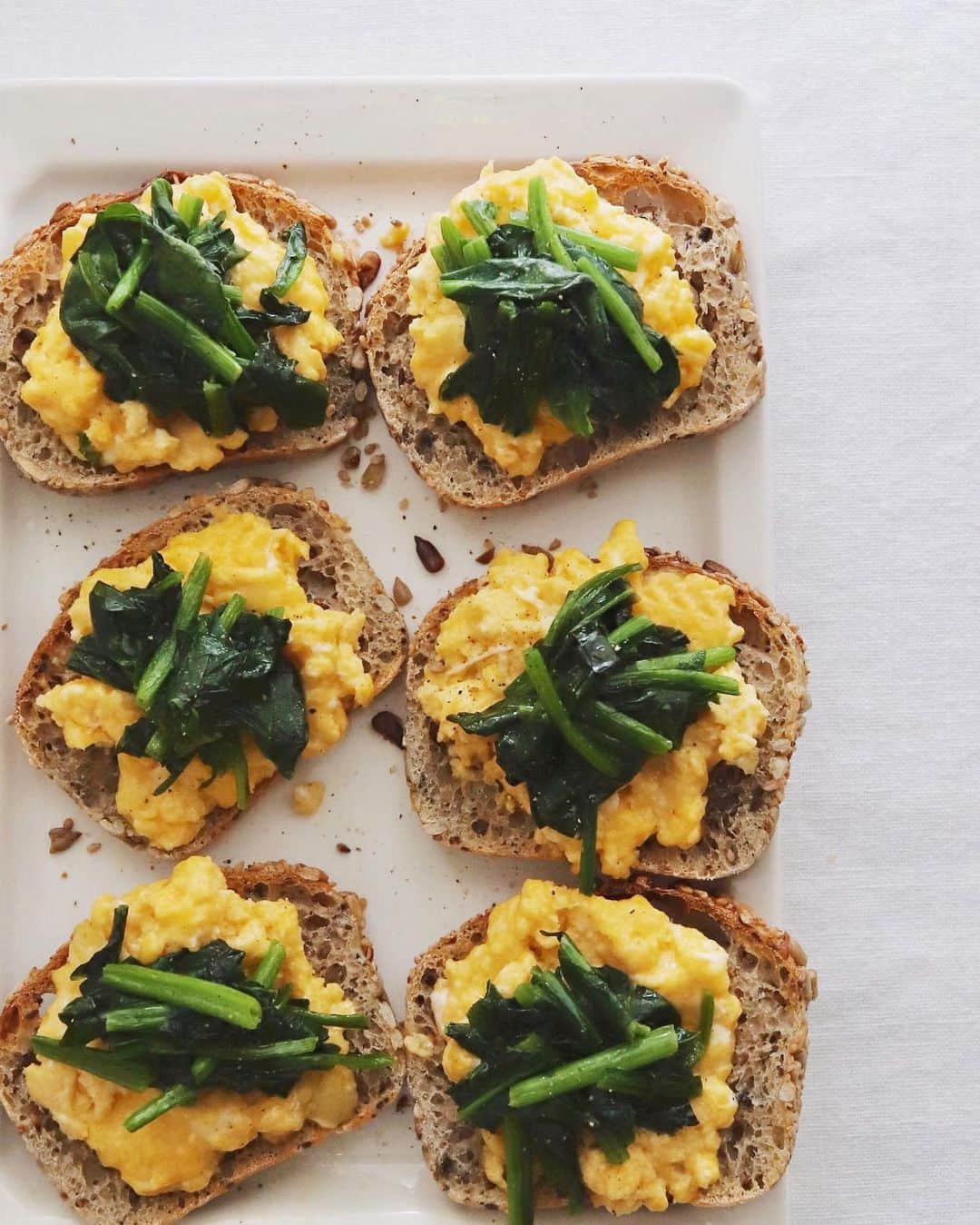 のインスタグラム：「Egg & Spinach . おいしいパンに 卵とほうれん草。 . . #ほうれん草 #スクランブルエッグ #パンオセレアル #朝パン #朝ごはん #toast #toastforall #toasttuesday #breakfastideas #spinachandeggs #scrambledegg #scrambledeggontoast #toshiaucoeurdupain」