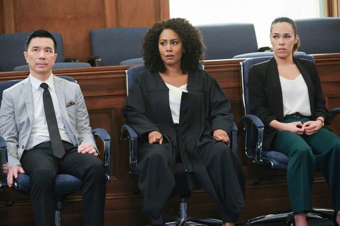 レジー・リーのインスタグラム：「One of my fave episodes of @allrisecbs that I’ve had the privilege of being a part of. These 2 ladies bring the goooooods! @simonemissick @jcamacho #talkaboutanailbiter  Tonight!!!」