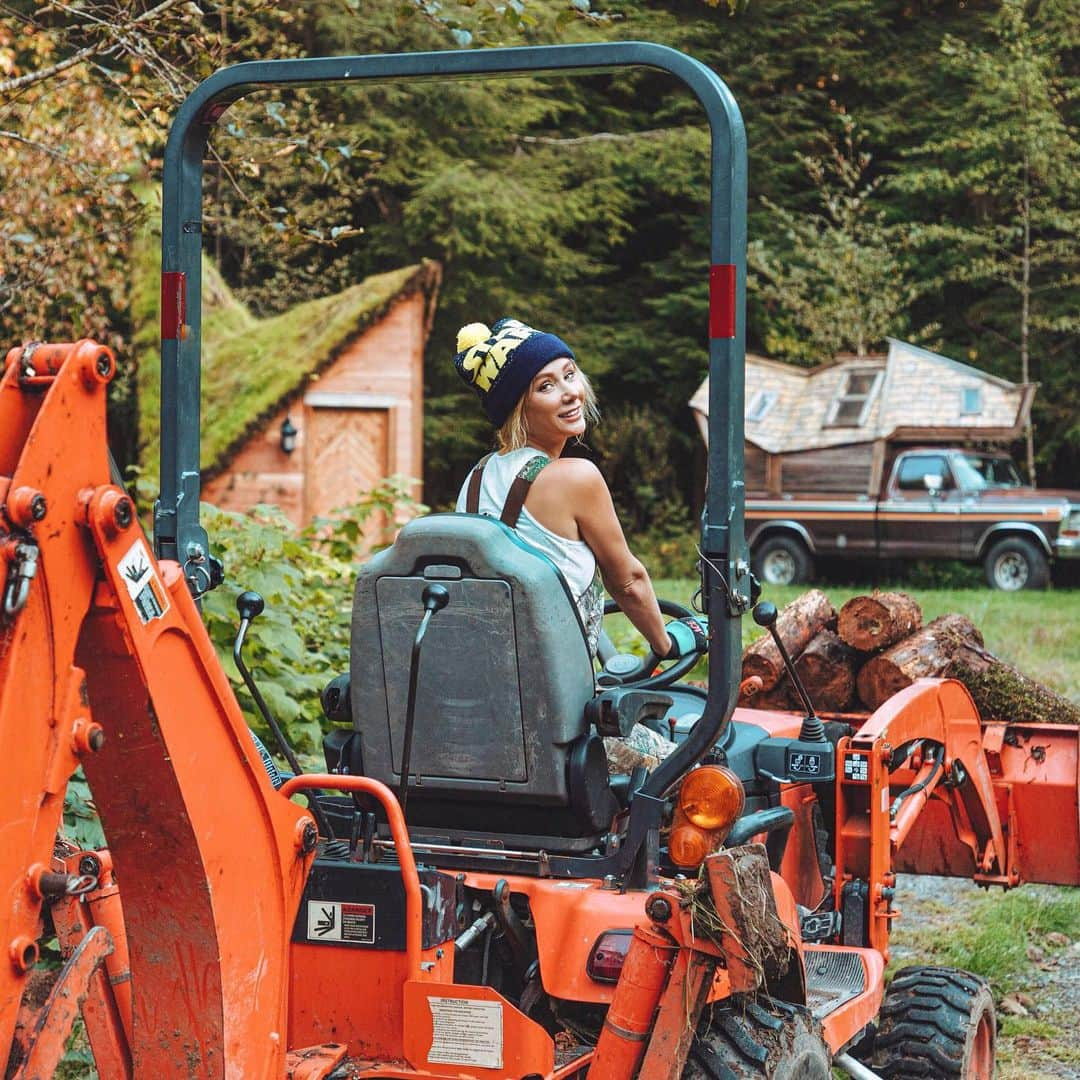 サラ・ジーン・アンダーウッドさんのインスタグラム写真 - (サラ・ジーン・アンダーウッドInstagram)「Life at Cabinland 🤗 . Photo by @jacobwitzling  Wacky cabins in the back made by @jacobwitzling & ME」2月18日 8時22分 - saraunderwood