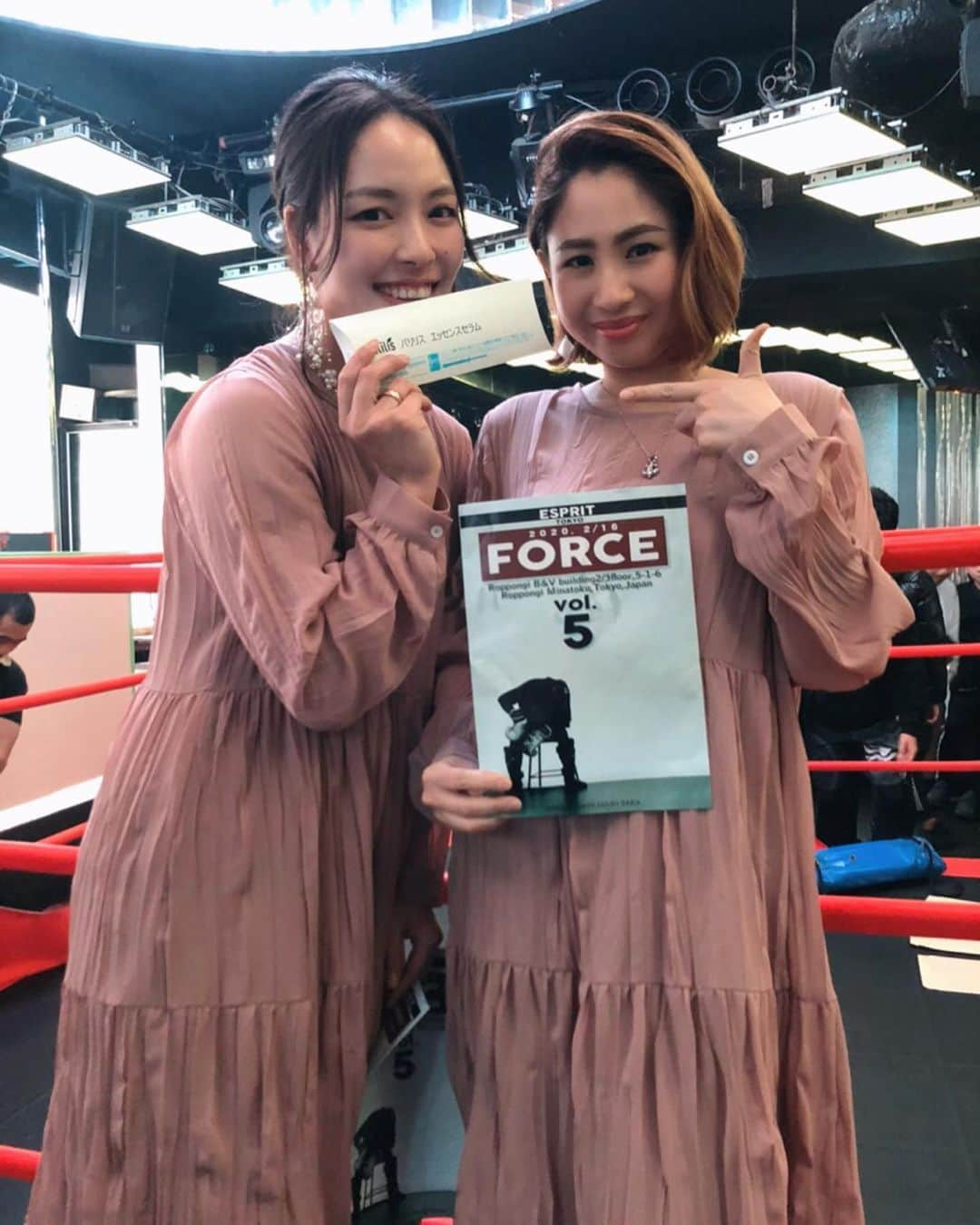 lily112988さんのインスタグラム写真 - (lily112988Instagram)「: #kickboxing . . 日曜日は 招待していただいた 格闘技イベント🥊 FORCE vol.5 に れいなちゃんと行ってきました~ @reina0624 . 間近で見る格闘技は 迫力が凄い…！！ 大興奮だったよ~！！ 是非2枚目の動画音ありでどうぞ！！ . 衣装は @lefua.closet 双子コーデ♥ #ガーデンカフェワッシャードレス #レフアパールシャワーピアス  #レフアパールシャワーネックレス . ご招待ありがとうございました♥ @lefua.closet  @nobutatsu.s @jun.hiraguchi : : : #格闘技 #格闘技イベント #キックボクシング #kickboxing #esprittokyo #エスプリ六本木 #ボクシング #boxing #force #六本木 #六本木club  #lefuacloset #レフアクローゼット #拡がれレフア #レフジョ #ママコーデ #大人可愛い #大人可愛いコーデ #ママモデル #きれいめファッション #プチプラコーデ #きれいめコーデ #春服 #モデル #アパレルモデル #春色コーデ #春コーデ」2月18日 8時16分 - lily112988