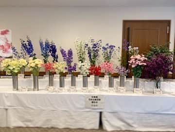 さが農村のインスタグラム：「. 梅の花も見頃になりましたね。 今日は「佐賀県花き生産団体連合会」からのお知らせです。 . ☆ ☆ ☆ ☆ ☆ ☆ . 皆さん、こんにちは！ 今回は佐賀県花づくり推進協議会の構成メンバーである「佐賀県花き生産団体連合会」からの報告です。  佐賀県花き生産団体連合会は佐賀県内で花を生産している生産者で構成されています。  ２月１日（土）に、福岡県のソラリア西鉄ホテルにて開催された「九州花フェア」に参加してきました。 「九州花フェア」は九州各県の花生産者と生花店、花市場関係者等との交流を目的としており、今年も活発な意見交換を行うことができました。  各県から県産花の展示をしており、佐賀県からも「デルフィニウム」や「スイートピー」「葉ボタン」等の展示を行いました。 多くの方々に足を止めて見ていただき、「品質が良い」と高い評価をいただくことが出来ました＾＾ 他県の素晴らしい花も見ることができ、良い刺激となりました。  私たちもまだまだ頑張らないと・・・! 今後とも佐賀県の花を、よろしくお願いいたします！ . ☆ ☆ ☆ ☆ ☆ ☆ . フェイスブックをご覧の皆様にはぜひ「佐賀県の○○農家さんのお花はありませんか？」と生花店に声をかけることで、 佐賀県のお花の応援をよろしくお願いしますね。 . . ■さが農村ひろばTOPページ https://saga-nouson.jp/ . . #さが農村#佐賀産#さが#saga#サガ#九州花フェア」