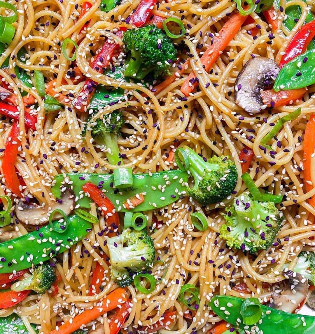 Whole Foods Marketさんのインスタグラム写真 - (Whole Foods MarketInstagram)「Just a ** subtle ** suggestion that you should make this veggie noodle stir fry from @plantbasedjane for dinner. Head over to her page for the complete recipe!」2月18日 8時23分 - wholefoods