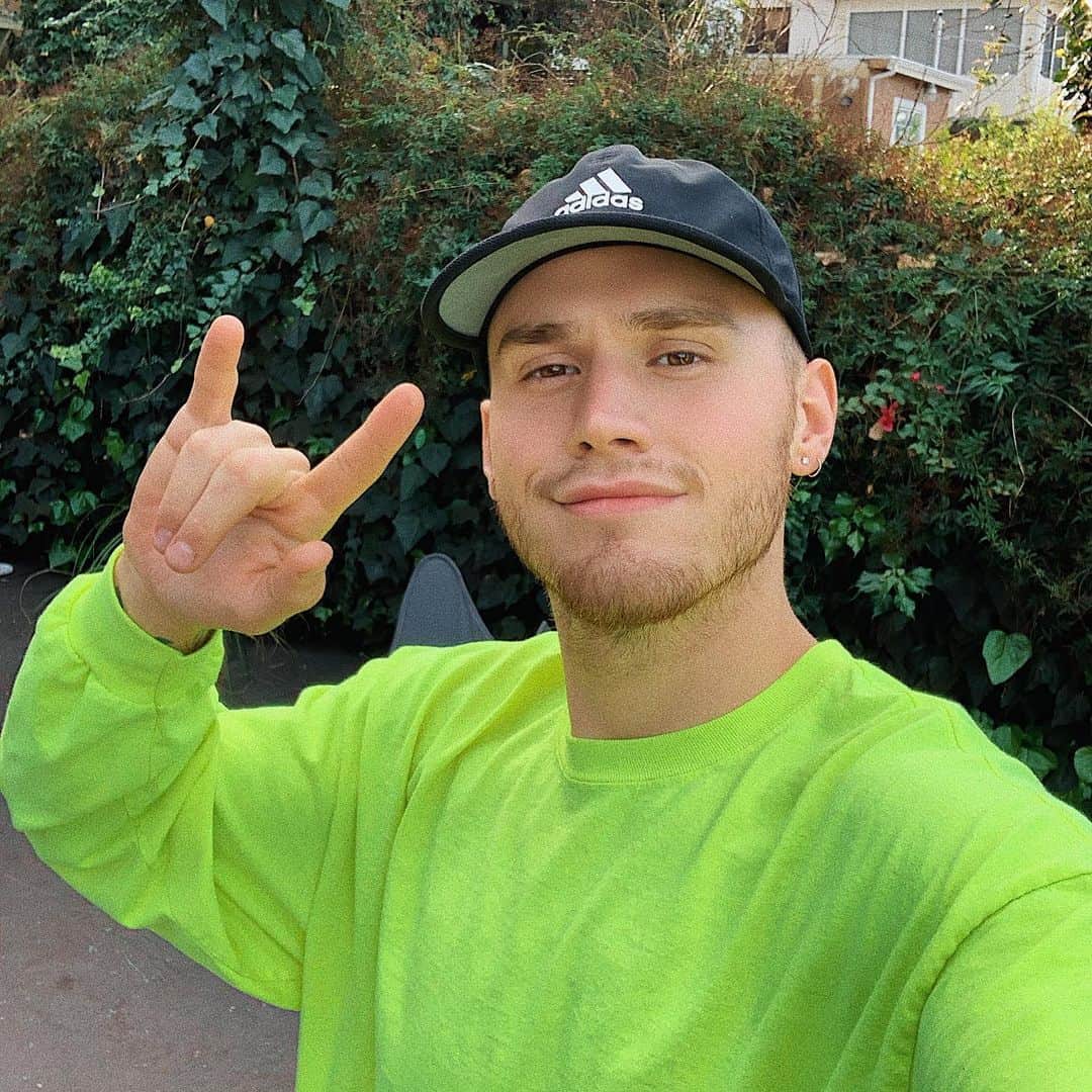 ブランドン・シェイアのインスタグラム：「Ok, today is a pretty great day😁 the sun is shining, there are dogs at my writing session today & my food poisoning is gone.」
