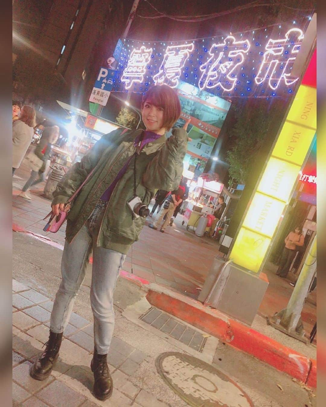 のインスタグラム：「10年ぶりの台湾。  台北に着いた夜は、とりあえず夜市に行ってみた♡ 沢山あるから、今回はまず小さめな夜市へ(^ ^) パチンコのゲーム屋台の音に惹かれ、当然のように小銭を両替してもらいイスに座る私...笑 スティッチのカンペンケースとボールをGET😍 楽しかった♡♡♡ よっしーの台北の旅はつづく〜✈︎ #台湾夜市 #寧夏夜市 #台湾女子旅  #台湾女子旅 #海外旅行 #女子旅 #タビジョ #tabijyo #taipeitravel #taipei #taipeinightmarket #travelintaiwan #exploretaiwan #travelinasia #travelblogger #retrip_global #girlstrip #drmartensstyle #ma1  #followmeplease @taipeitravel @dametraveler @taipeigram」