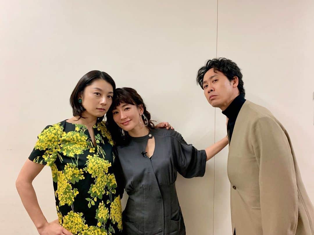 水川あさみのインスタグラム：「『グッドバイ　嘘からはじまる人生喜劇』公開中です。 恋愛であってもそうでなくても誰かにどうしようもなく惹かれるって理屈じゃない時あるよね🤔 是非劇場で。  写真は3人でお邪魔したホンマでっか⁉︎TVにて。 #グッドバイ」