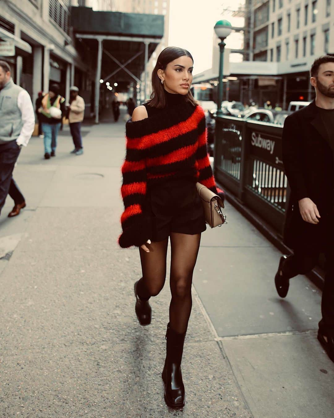 Camila Coelhoさんのインスタグラム写真 - (Camila CoelhoInstagram)「Ladybug 🐞 around New York! ——— Joaninha andando por Nova Iorque haha #ootd #newyork」2月18日 8時40分 - camilacoelho