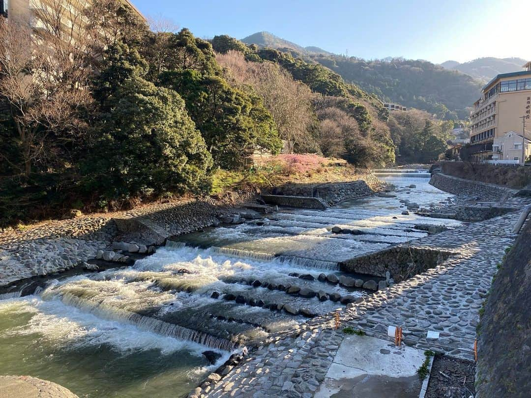 朝日光輝さんのインスタグラム写真 - (朝日光輝Instagram)「箱根湯本に来ました♨️ * * * * * * * * * #箱根湯本#ロマンスカー#美容師#ヘアメイク#美容師の休日」2月18日 8時45分 - mitsuteru_asahi