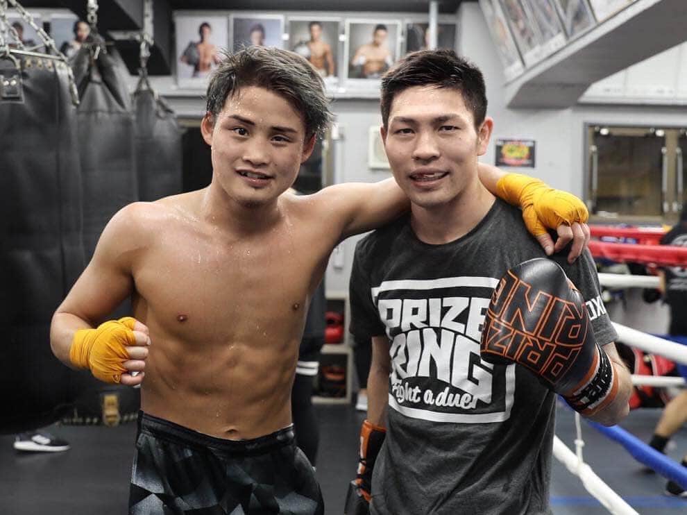 京口紘人のインスタグラム：「. . . 今日は日本フライ級チャンピオンのユーリ阿久井選手とスパーリングしました！ . . 彼と初めて手合わせをしたのが当時高校生だったユーリ選手。 . . その頃から比べると凄く強くなっていて、久しぶりに緊張感のあるスパーリングが出来ました！ . . 約１週間東京に居てるらしいので、次戦の防衛戦まで仕上げて勝ってください！ . . p.s 少し顔が丸いのは内緒🤫笑 . . #京口紘人 #ユーリ阿久井政悟 #日本フライ級チャンピオン #銀河系チャンピオンになるのが夢らしい #命を狙われないように気を付けよう」