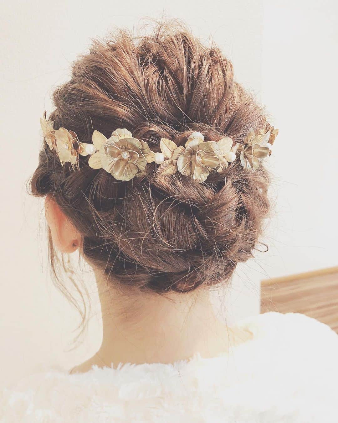 筒井莉子のインスタグラム：「結婚式の時のヘアセット♡ . バックカチューシャが可愛い😆」