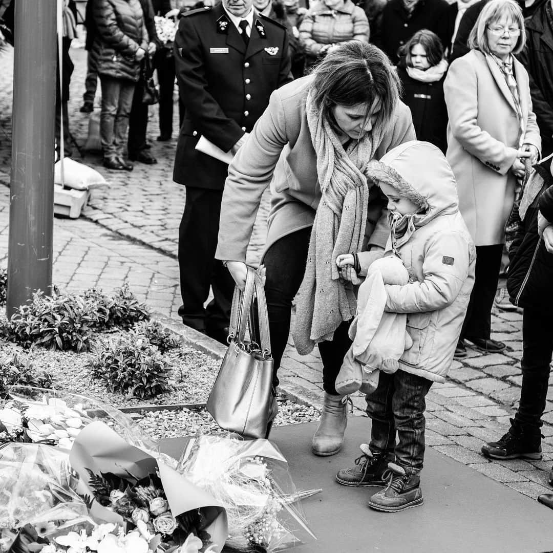 エリオ・ディルポさんのインスタグラム写真 - (エリオ・ディルポInstagram)「Pour que plus jamais, le train ne soit la fin du voyage. 🌹  #Buizingen 🕯  #blackandwhite #hommage #remember #photography」2月18日 0時12分 - eliodirupo