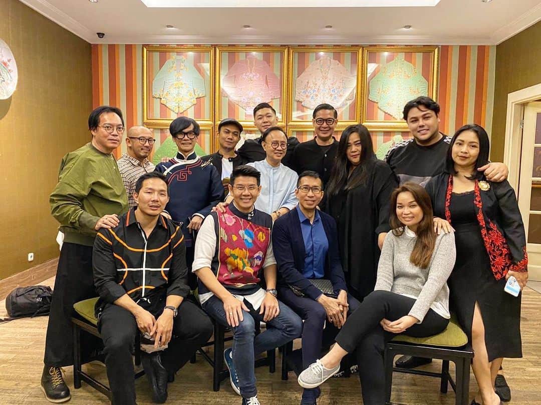 Ivan Gunawanさんのインスタグラム写真 - (Ivan GunawanInstagram)「. My week started so well, spent my monday dinner with my amazing friends from @ikatanperancangmodeindonesia . Sharing our ideas and laughters together, I feel so blessed " . . #ivangunawan #fashiondesigner #indonesianfashiondesigners #ipmi #ikatanperancangmodeindonesia」2月18日 0時07分 - ivan_gunawan