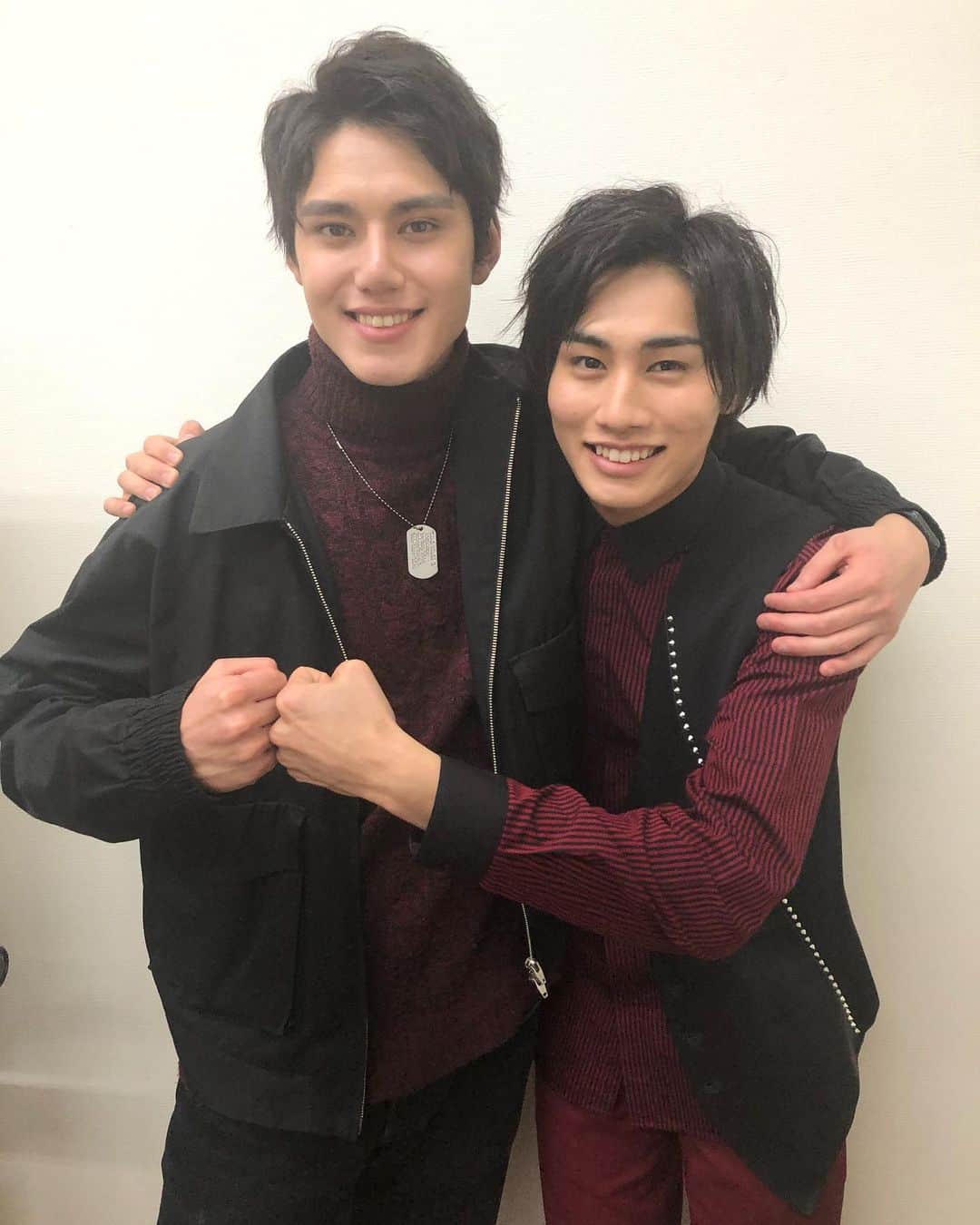 高野海琉のインスタグラム：「映画『バイバイ、ヴァンプ』、大阪での舞台挨拶無事終了しましたー！ 劇場まで足を運んでくださった方々、本当にありがとうございました😬 僕自身大阪に行ったのは初めてだったのですが、短い間でいろいろと堪能させて頂きました！！ この写真の頼我との肩の組み方が他人行儀だなって思った🧐 普段から仲いいんだよ！  #バイバイヴァンプ #寺坂頼我 舞台挨拶」