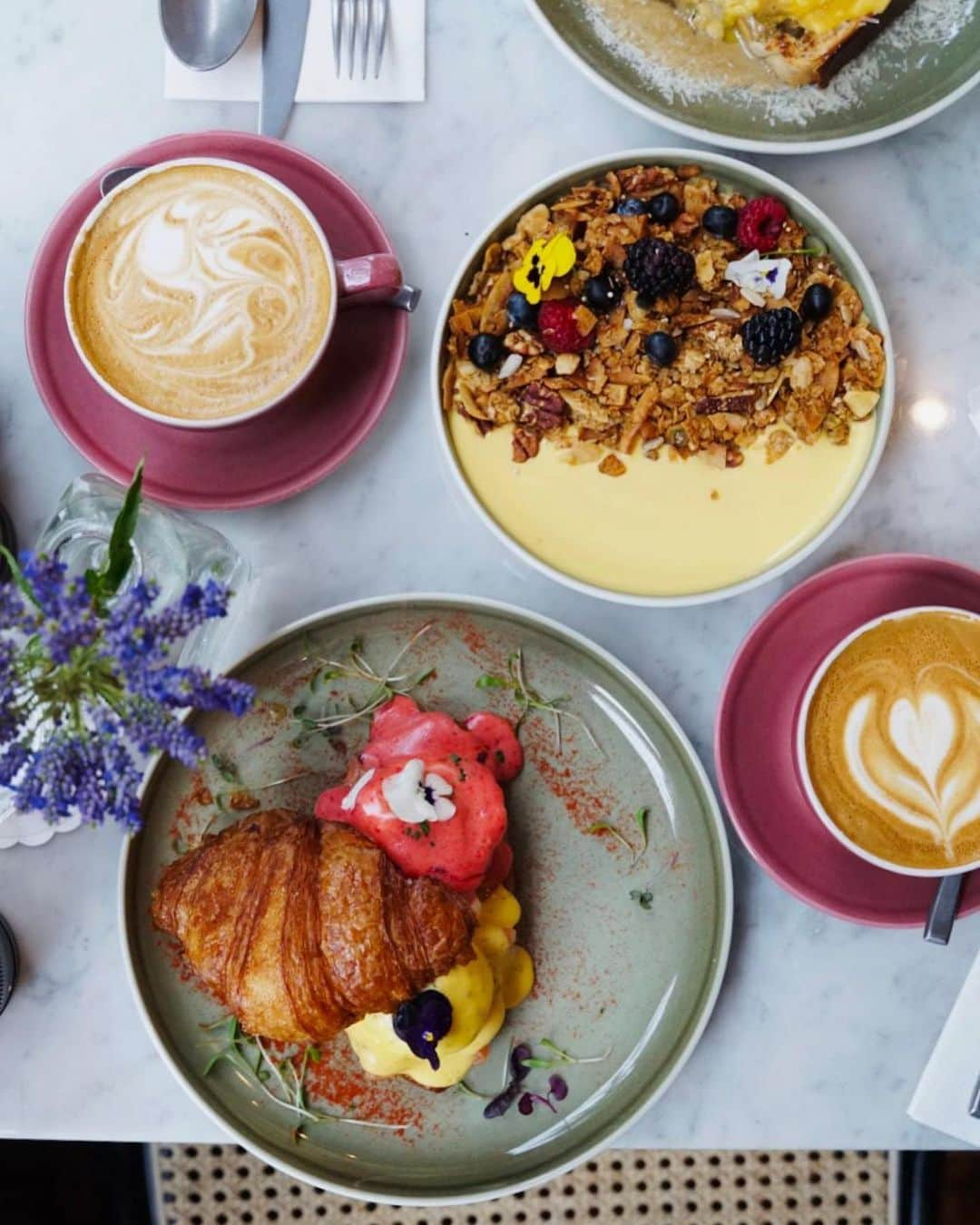 @LONDON | TAG #THISISLONDONさんのインスタグラム写真 - (@LONDON | TAG #THISISLONDONInstagram)「Hey #London it’s @robson.eats here at the recently opened @applebuttercafe at #SevenDials. Enjoying an @allpressespresso #flatwhite ☕ with truffle scrambled eggs 🍳 and #croissant 🥐 eggs florentine.  Tag a #coffee loving brunch friend below 👇🏻👇🏻 ___________________________________ #thisislondon #londoneviewed #londoncoffeeshops #londonlife #londonfood #londoncoffee.」2月18日 0時15分 - london